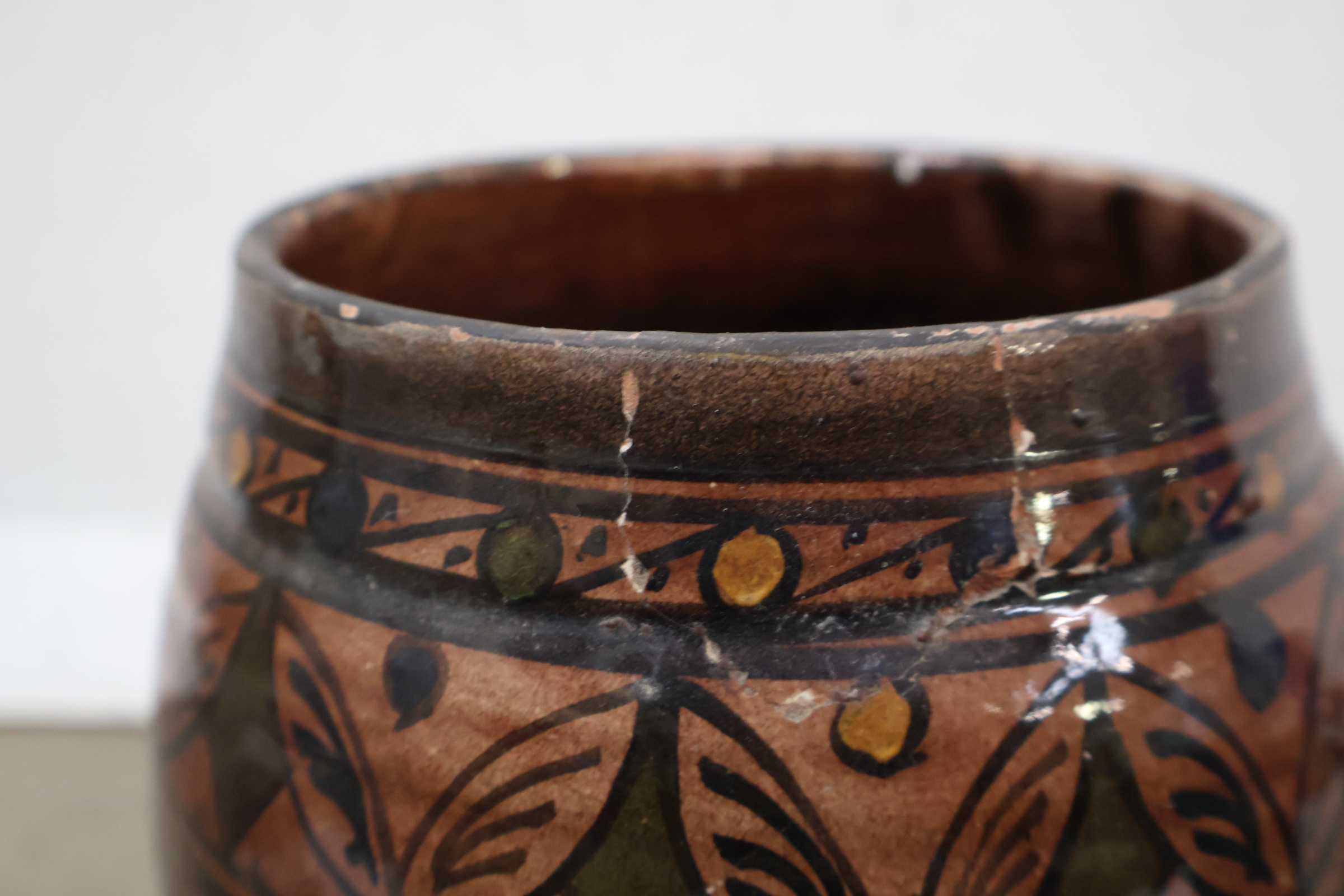 Keramische decoratieve vaas met bruin en zwart motief – foto 13 – kavel bij GSD Auctions, Zoeterwoude