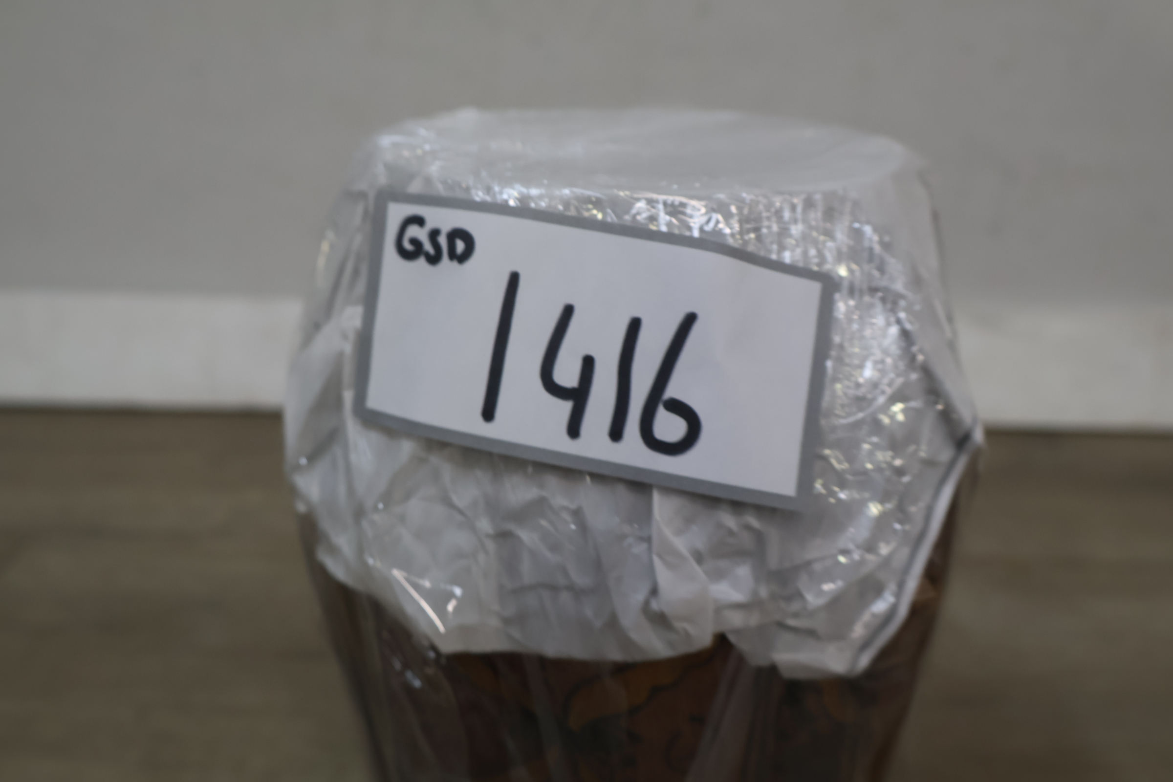 Keramische decoratieve vaas met bruin en zwart motief – foto 16 – kavel bij GSD Auctions, Zoeterwoude