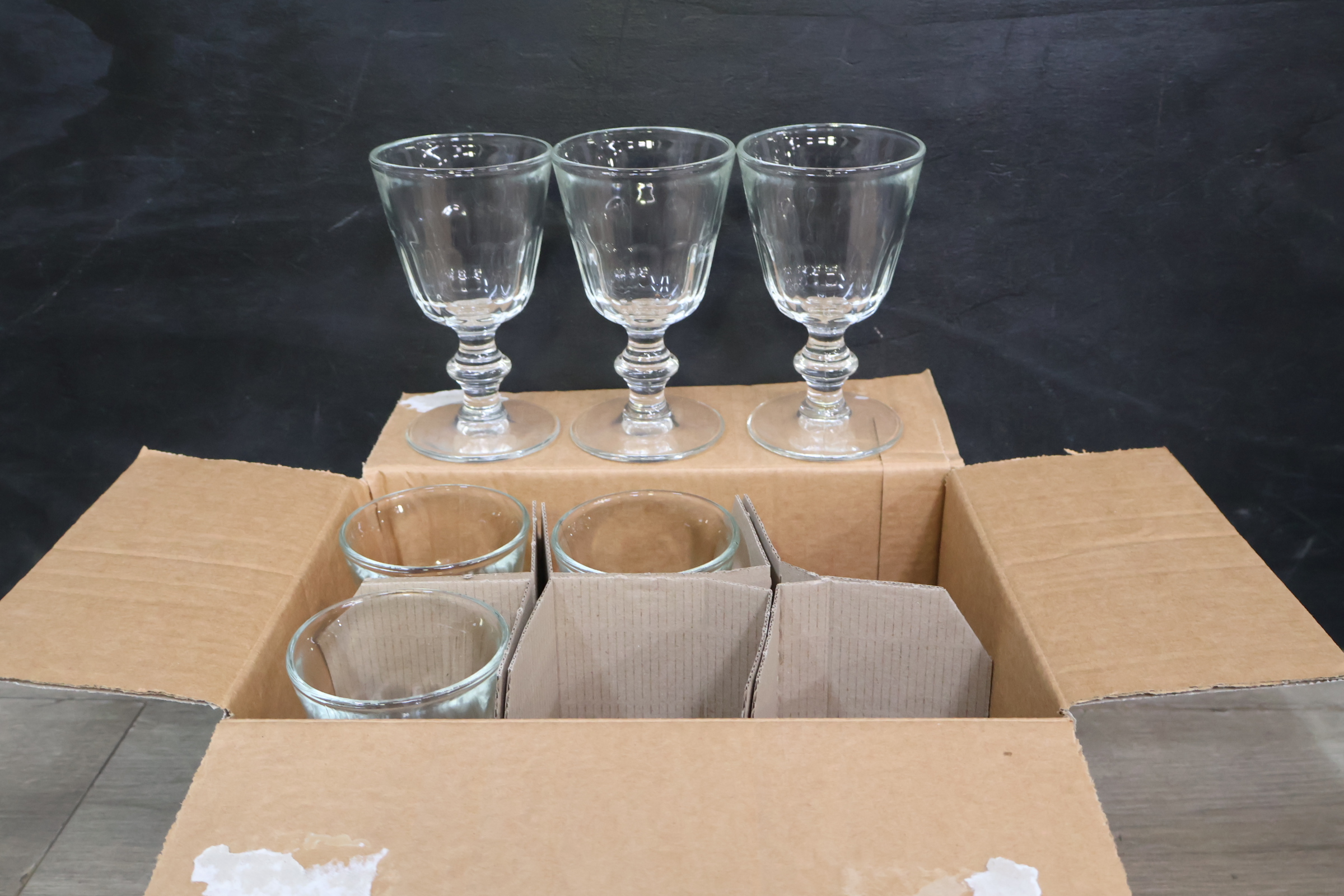 Set van 6 glazen wijnglazen in doos – foto 4 – kavel bij GSD Auctions, Zoeterwoude