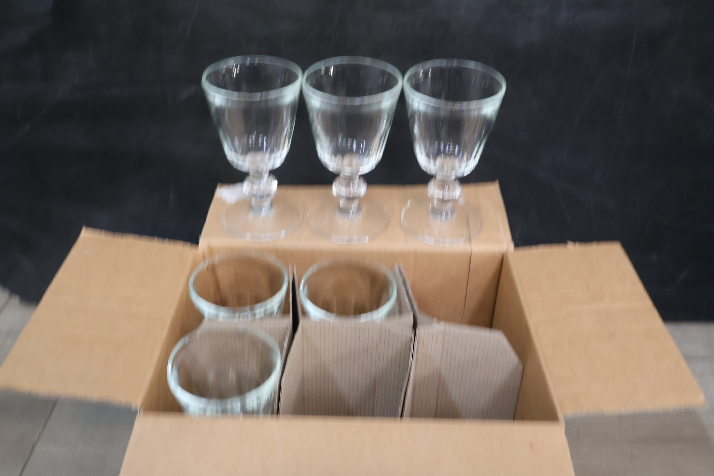 Set van 6 glazen wijnglazen in doos – foto 5 – kavel bij GSD Auctions, Zoeterwoude