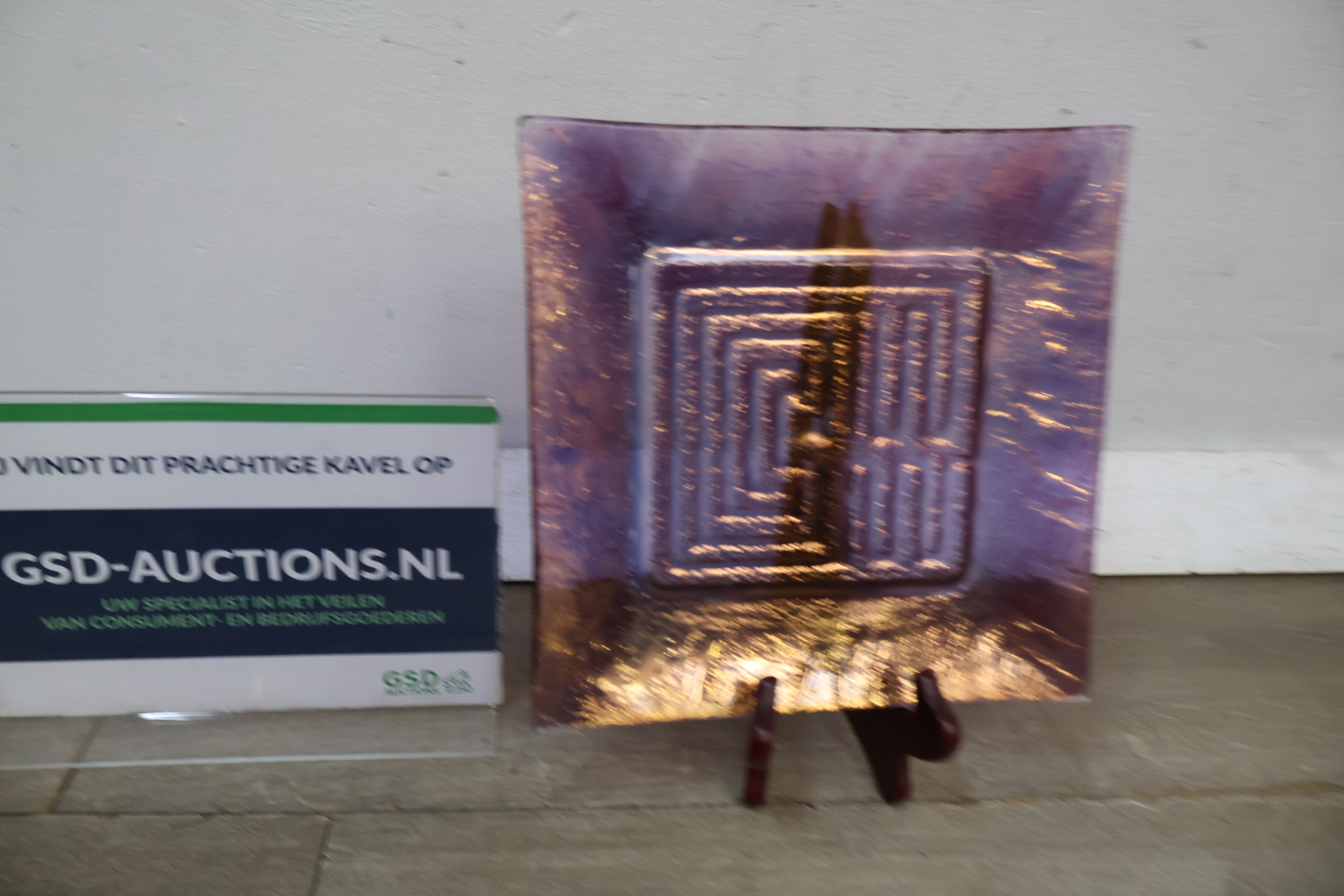 Sierlijk vierkant keramieken bord met reliëf – foto 2 – kavel bij GSD Auctions, Zoeterwoude