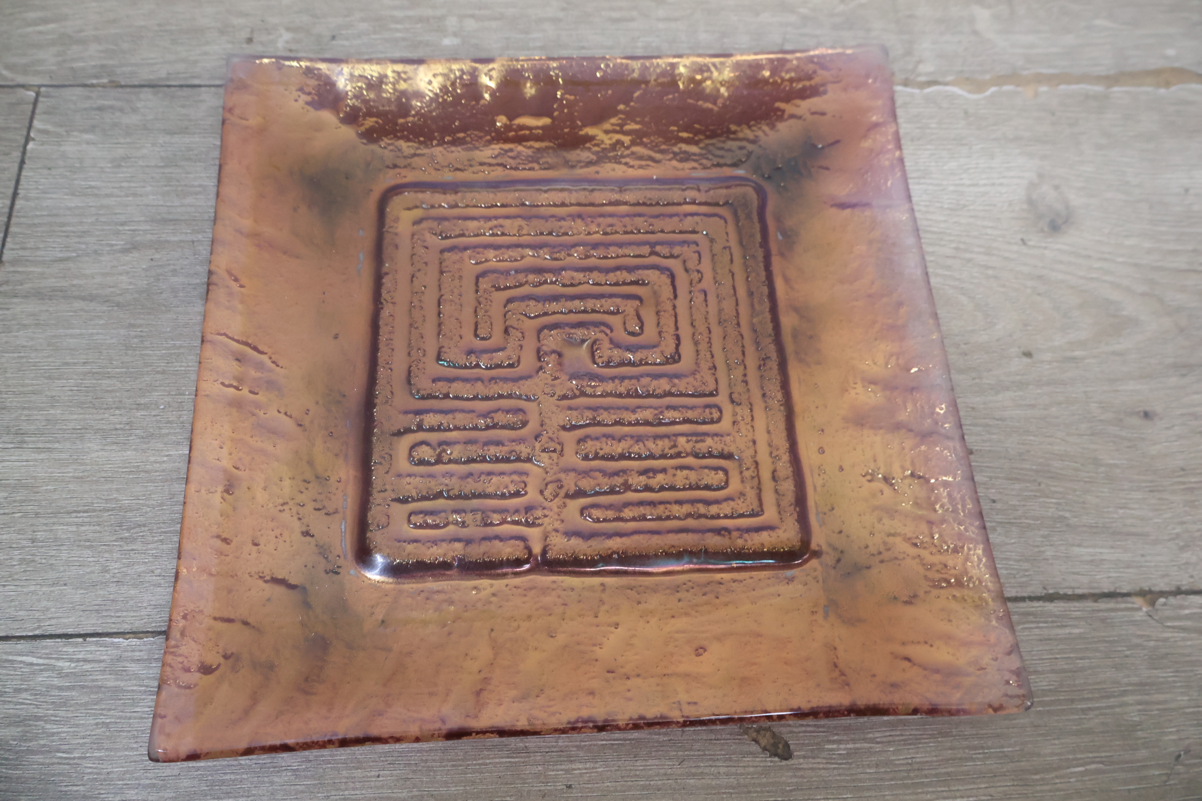 Sierlijk vierkant keramieken bord met reliëf – foto 4 – kavel bij GSD Auctions, Zoeterwoude
