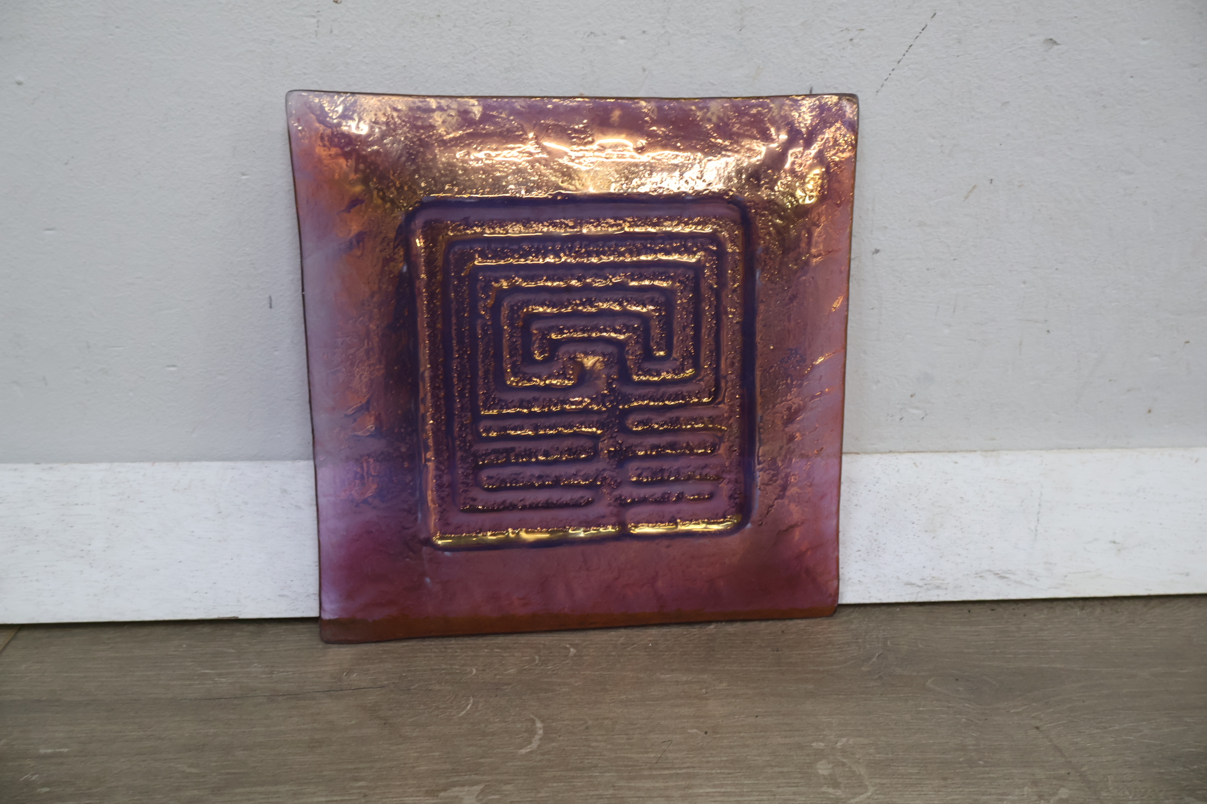 Sierlijk vierkant keramieken bord met reliëf – foto 10 – kavel bij GSD Auctions, Zoeterwoude