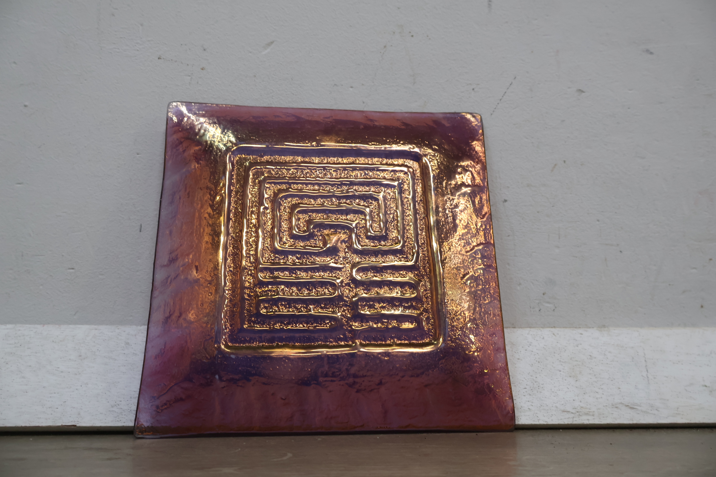 Sierlijk vierkant keramieken bord met reliëf – foto 11 – kavel bij GSD Auctions, Zoeterwoude