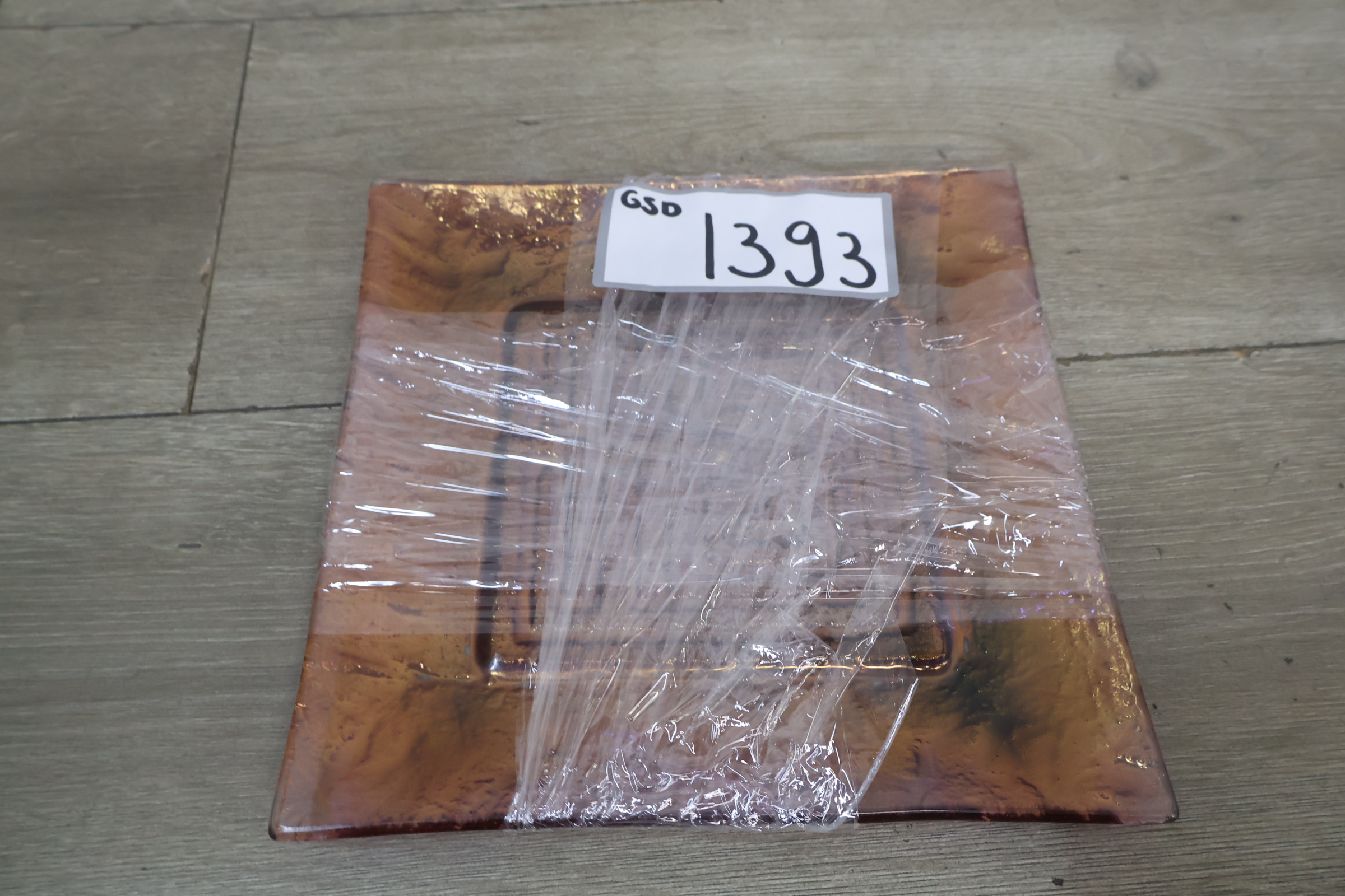 Sierlijk vierkant keramieken bord met reliëf – foto 18 – kavel bij GSD Auctions, Zoeterwoude