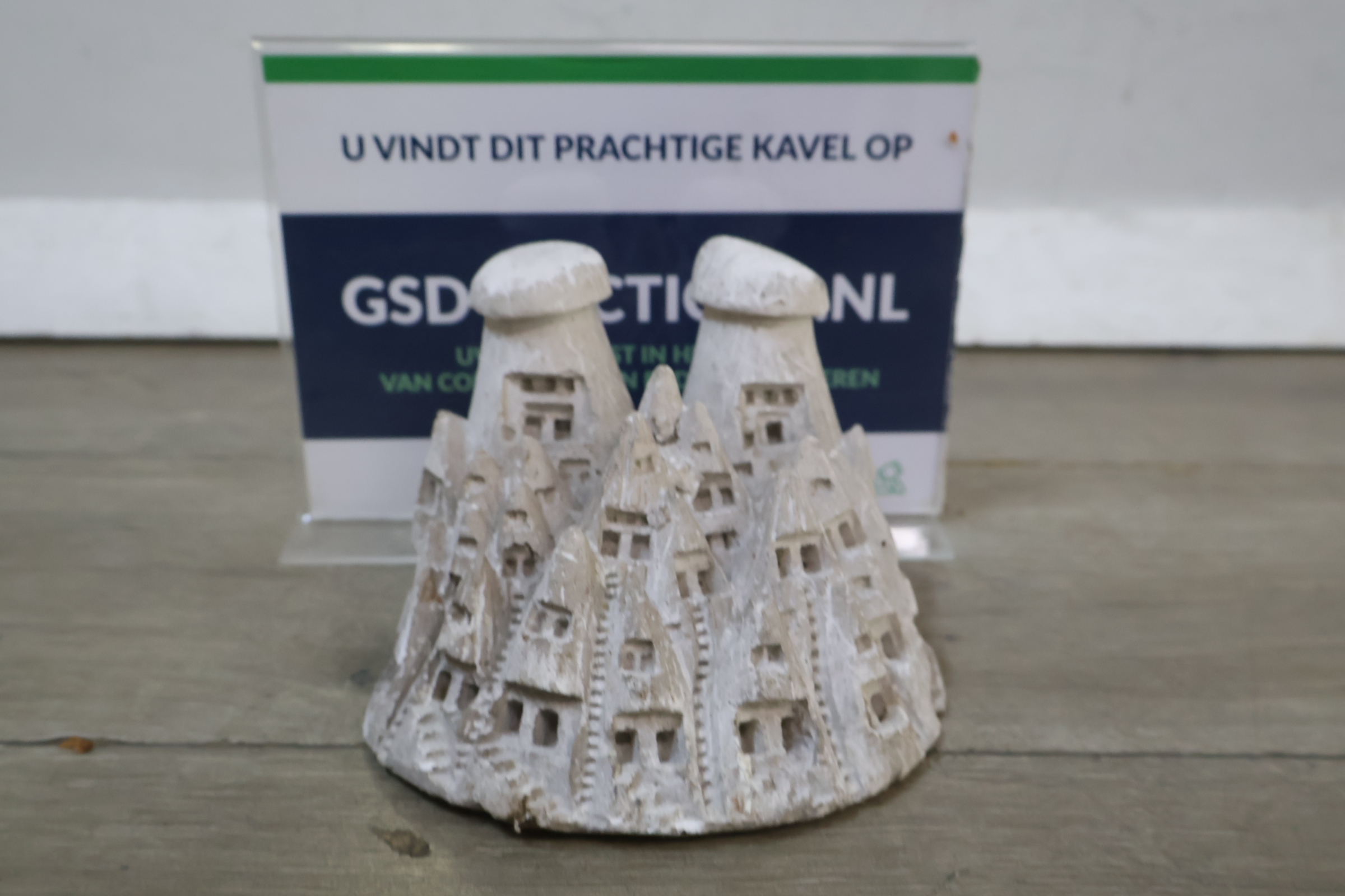 Keramisch Beeld van rotswoningen van Kapadokya – foto 2 – kavel bij GSD Auctions, Zoeterwoude