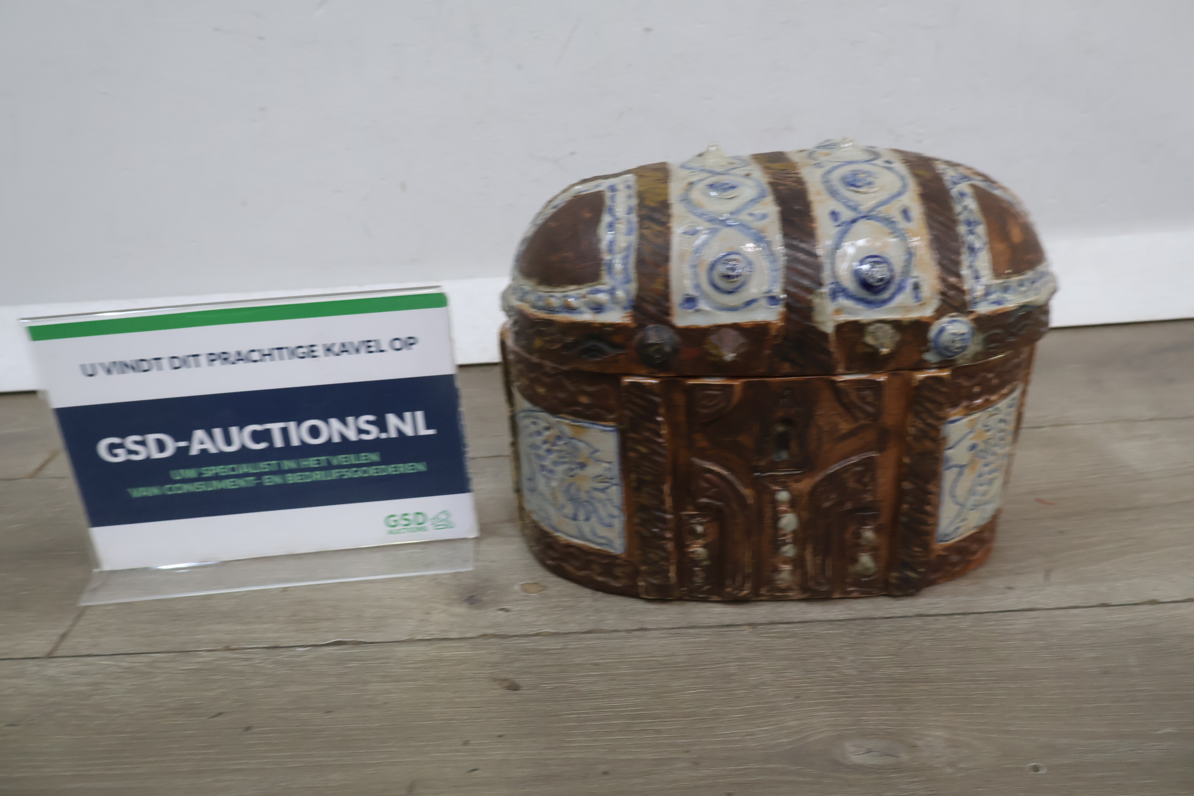 Decoratieve keramische sierkist – foto 2 – kavel bij GSD Auctions, Zoeterwoude