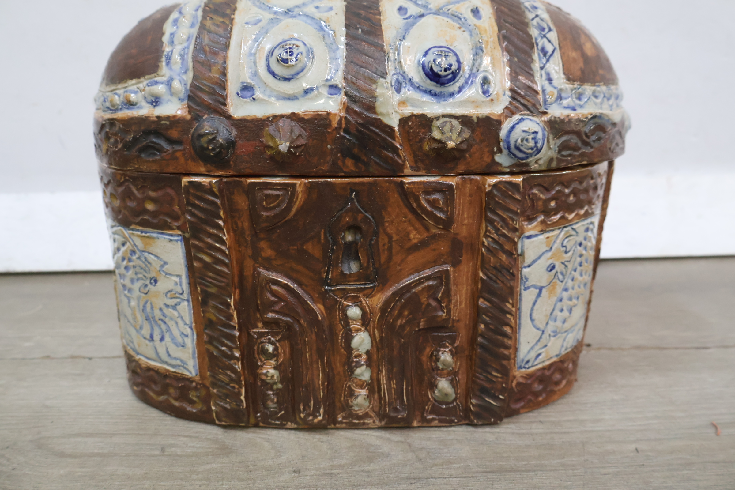 Decoratieve keramische sierkist – foto 3 – kavel bij GSD Auctions, Zoeterwoude