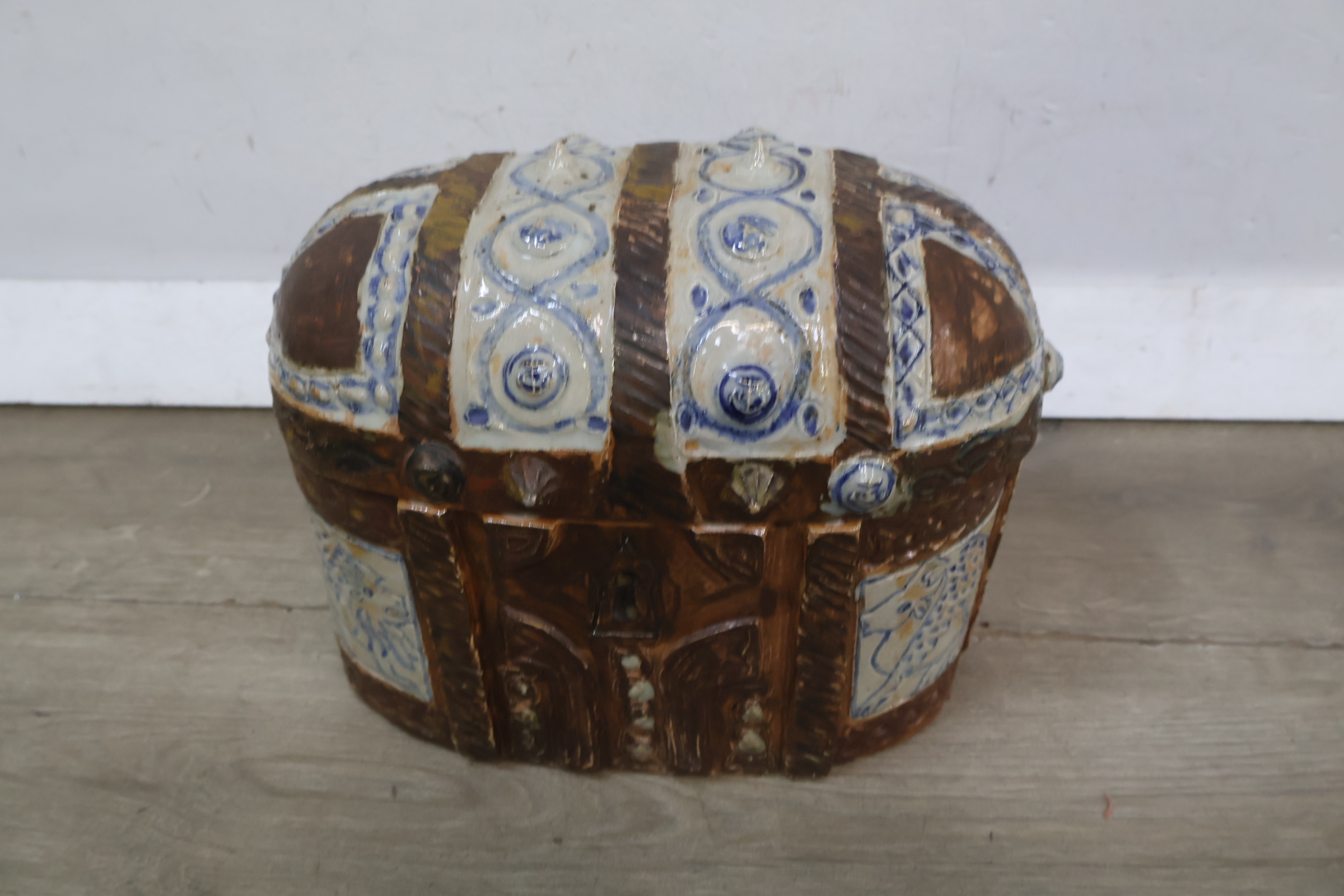 Decoratieve keramische sierkist – foto 4 – kavel bij GSD Auctions, Zoeterwoude