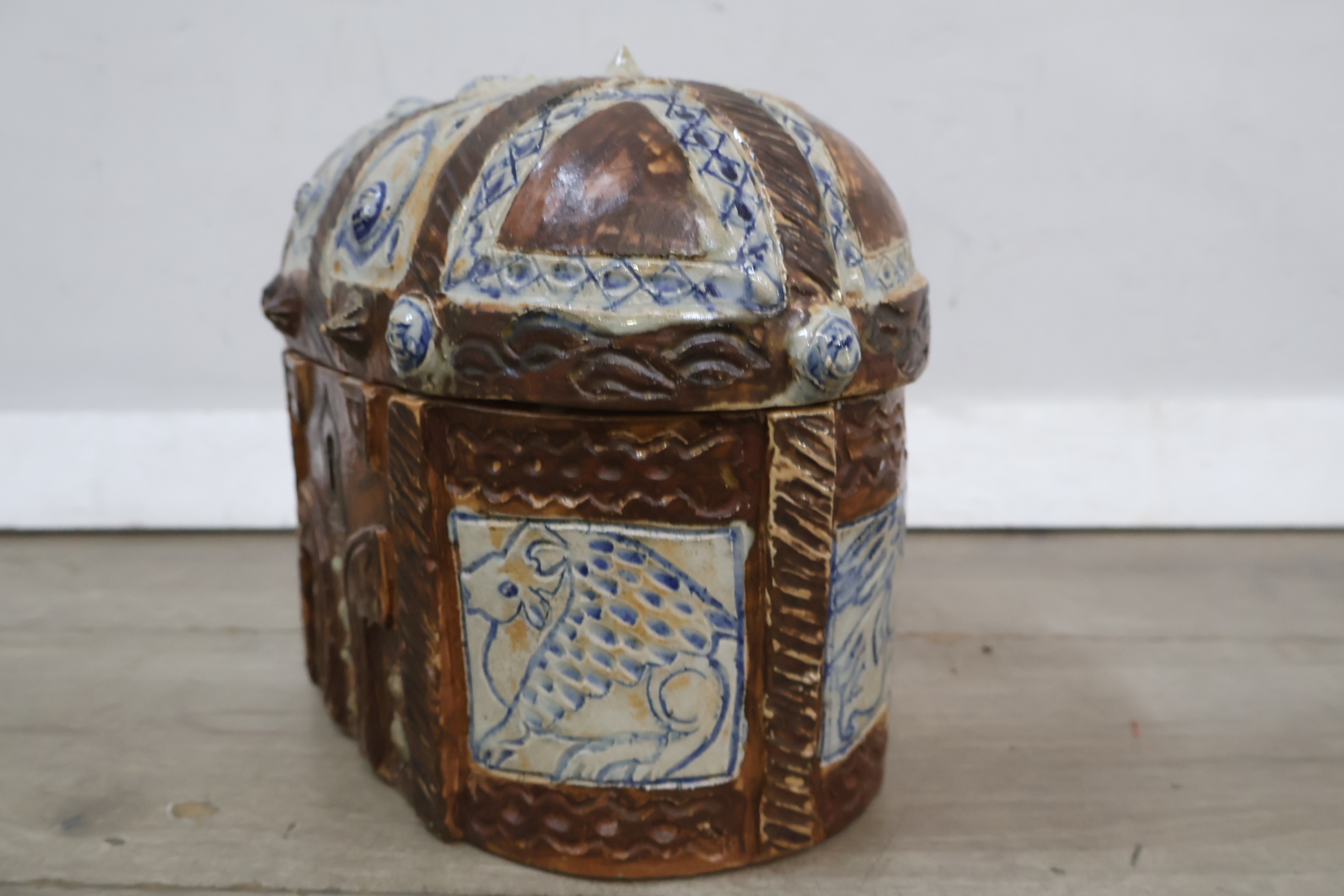 Decoratieve keramische sierkist – foto 6 – kavel bij GSD Auctions, Zoeterwoude