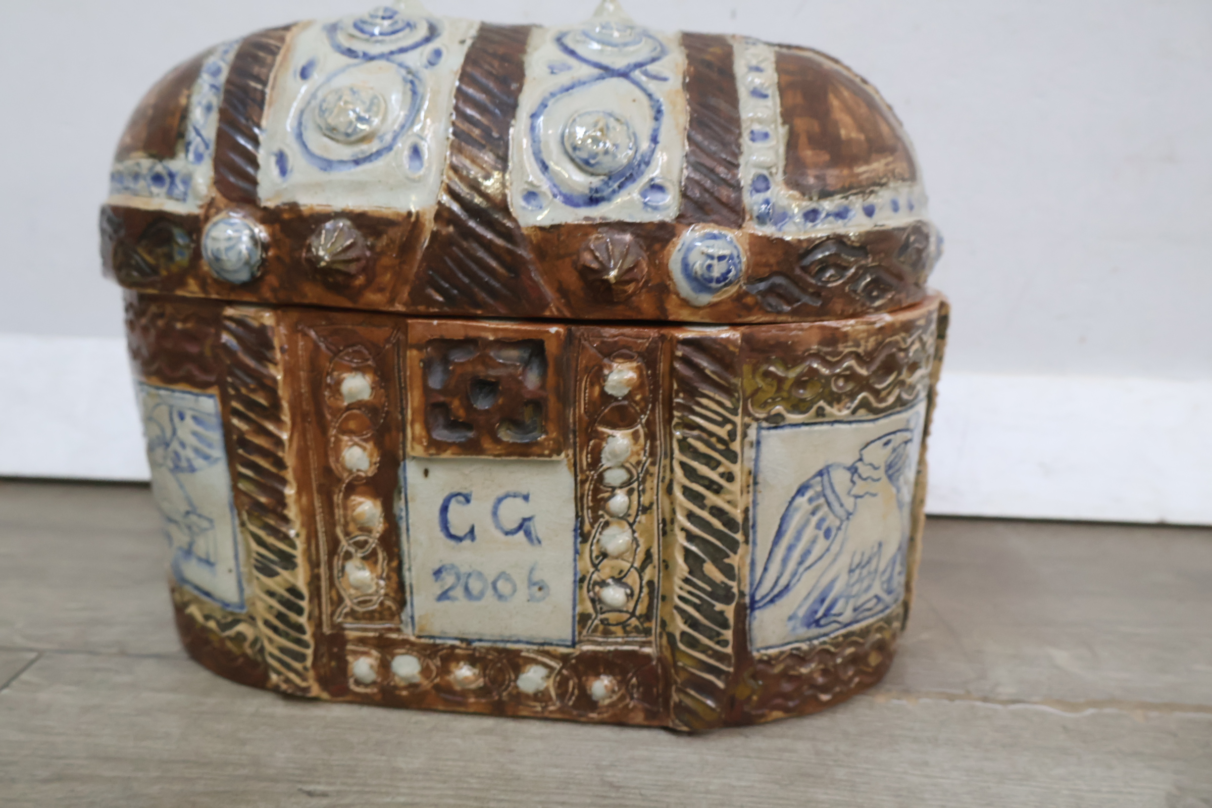 Decoratieve keramische sierkist – foto 9 – kavel bij GSD Auctions, Zoeterwoude