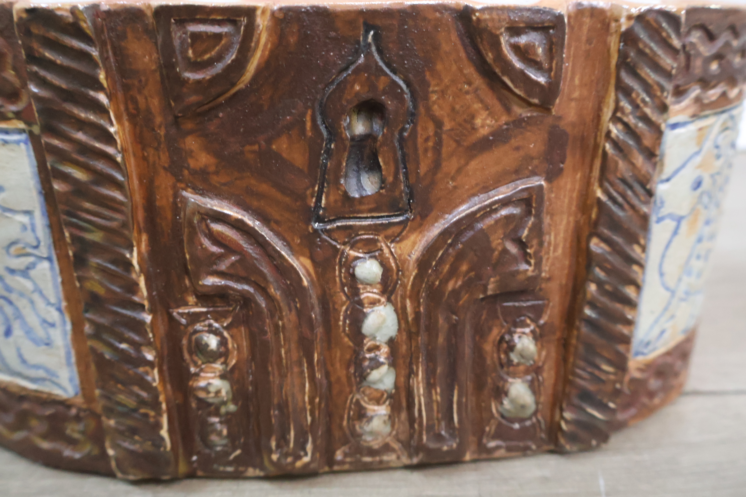 Decoratieve keramische sierkist – foto 15 – kavel bij GSD Auctions, Zoeterwoude