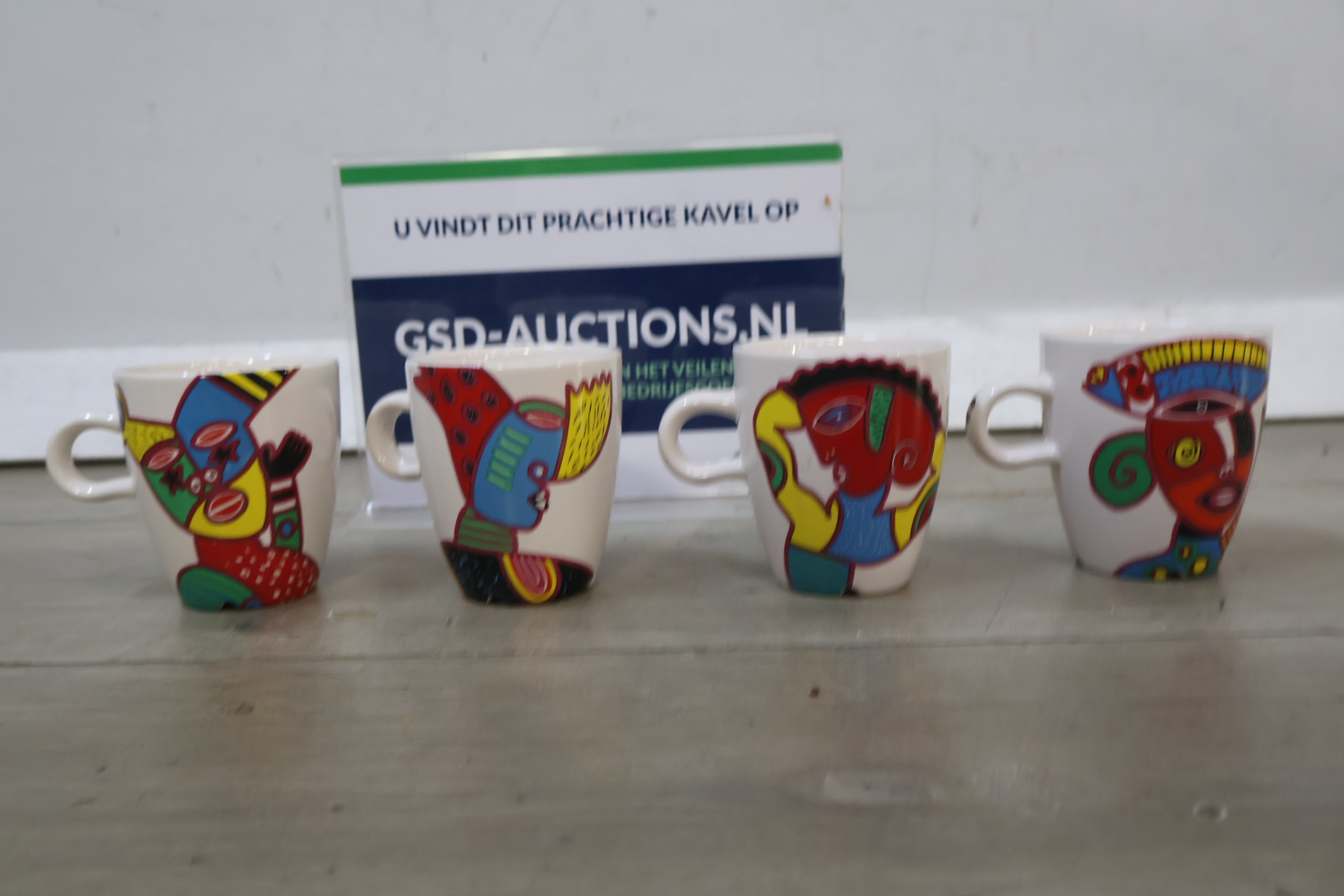 Set van 4 D.E. espresso kopjes met kleurrijke print – foto 2 – kavel bij GSD Auctions, Zoeterwoude