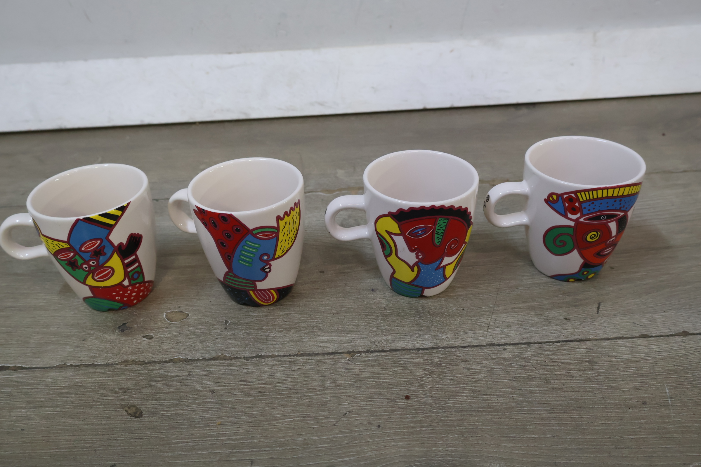 Set van 4 D.E. espresso kopjes met kleurrijke print – foto 3 – kavel bij GSD Auctions, Zoeterwoude