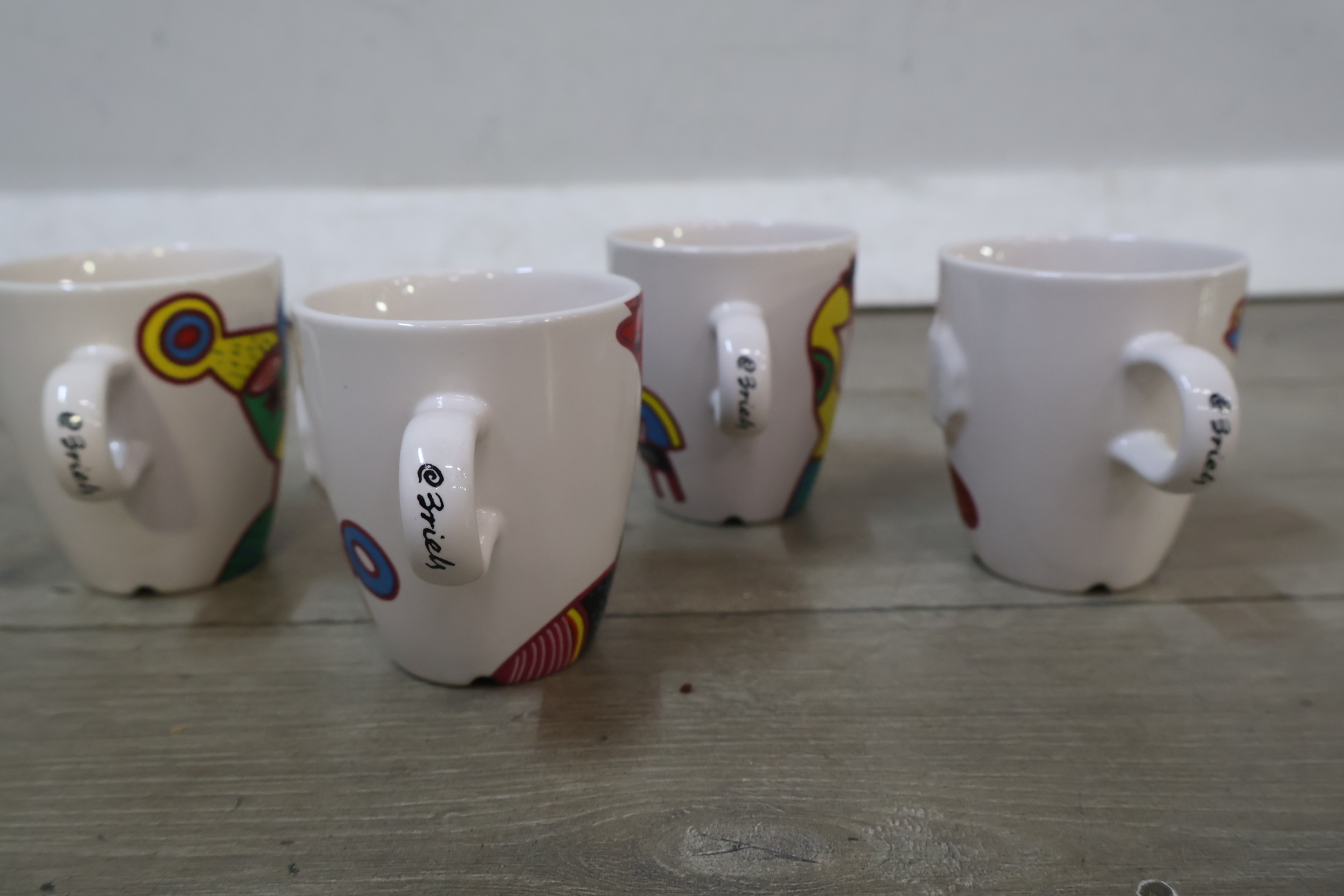 Set van 4 D.E. espresso kopjes met kleurrijke print – foto 4 – kavel bij GSD Auctions, Zoeterwoude