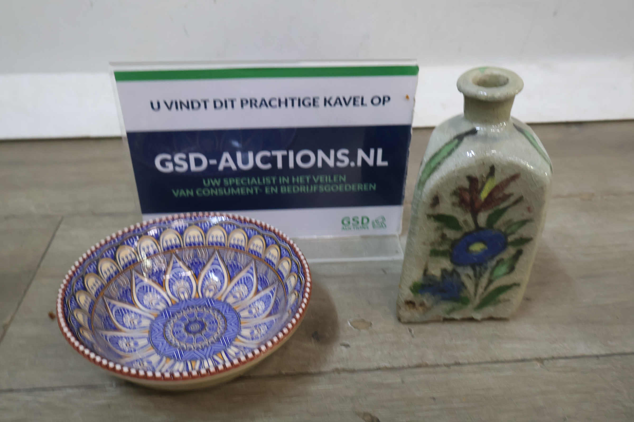Antiek Perzisch Qajar-keramiekflesje met deco schaal – foto 2 – kavel bij GSD Auctions, Zoeterwoude
