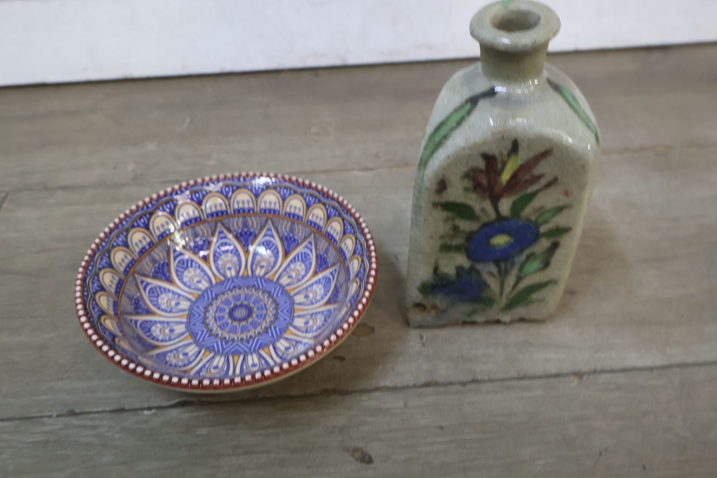 Antiek Perzisch Qajar-keramiekflesje met deco schaal – foto 3 – kavel bij GSD Auctions, Zoeterwoude