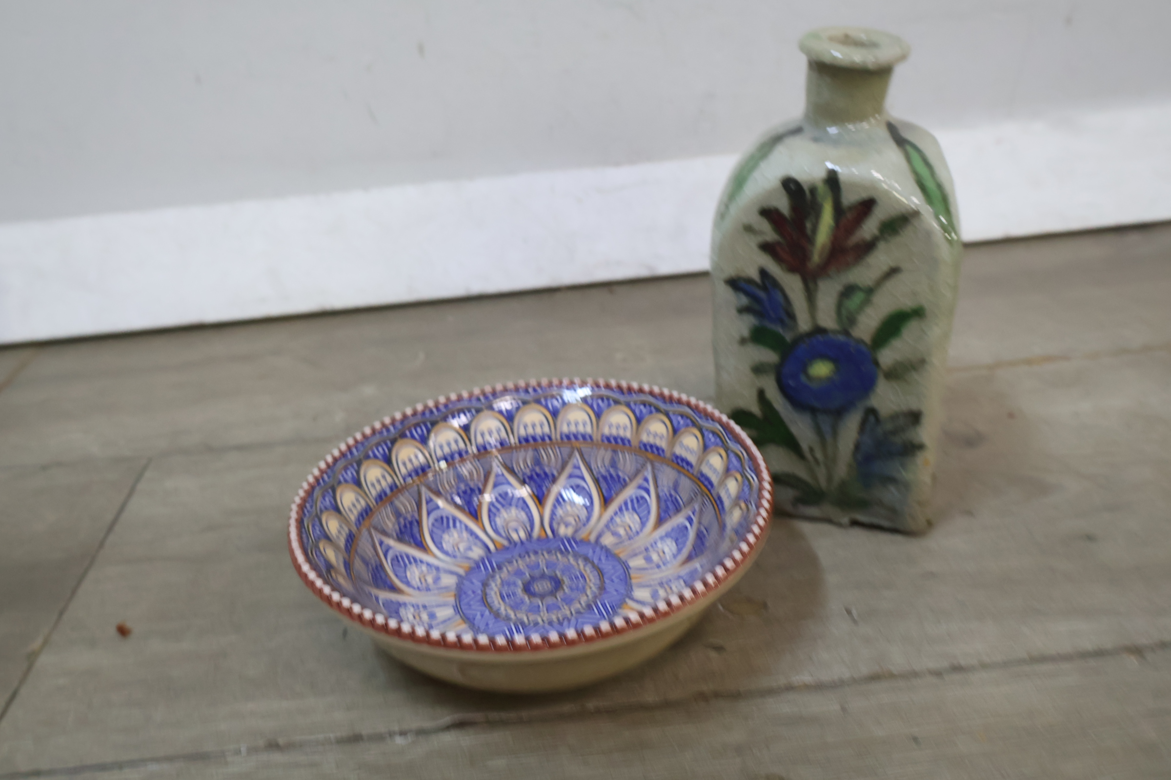 Antiek Perzisch Qajar-keramiekflesje met deco schaal – foto 4 – kavel bij GSD Auctions, Zoeterwoude