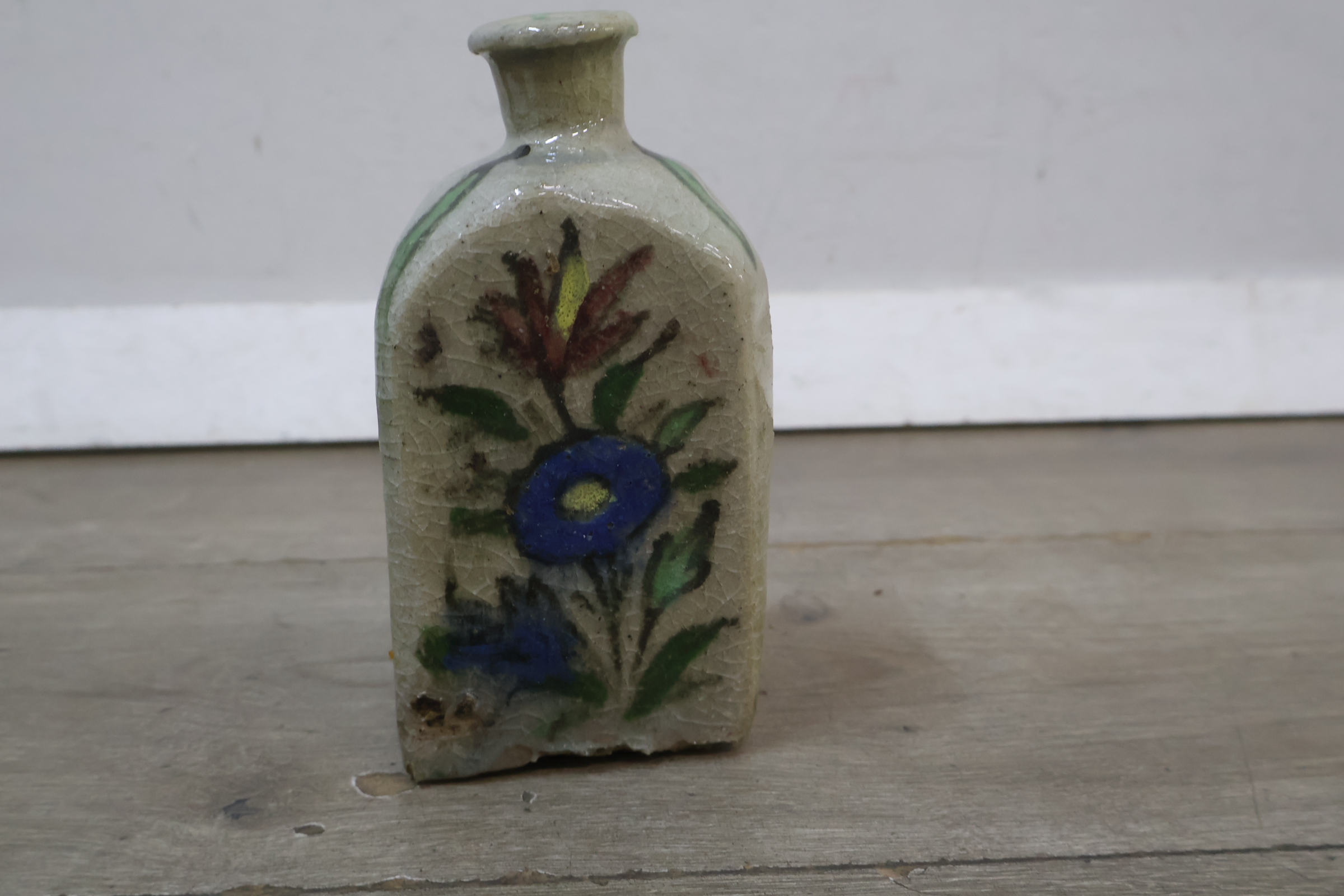 Antiek Perzisch Qajar-keramiekflesje met deco schaal – foto 8 – kavel bij GSD Auctions, Zoeterwoude