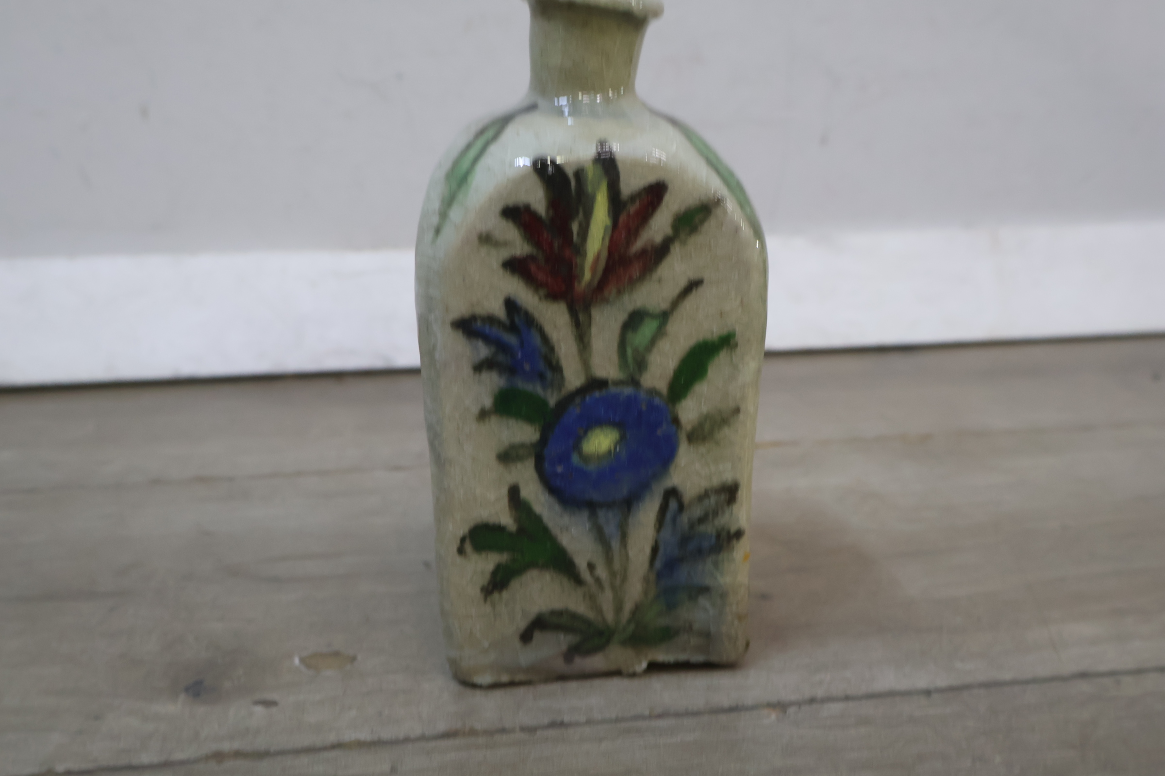 Antiek Perzisch Qajar-keramiekflesje met deco schaal – foto 9 – kavel bij GSD Auctions, Zoeterwoude
