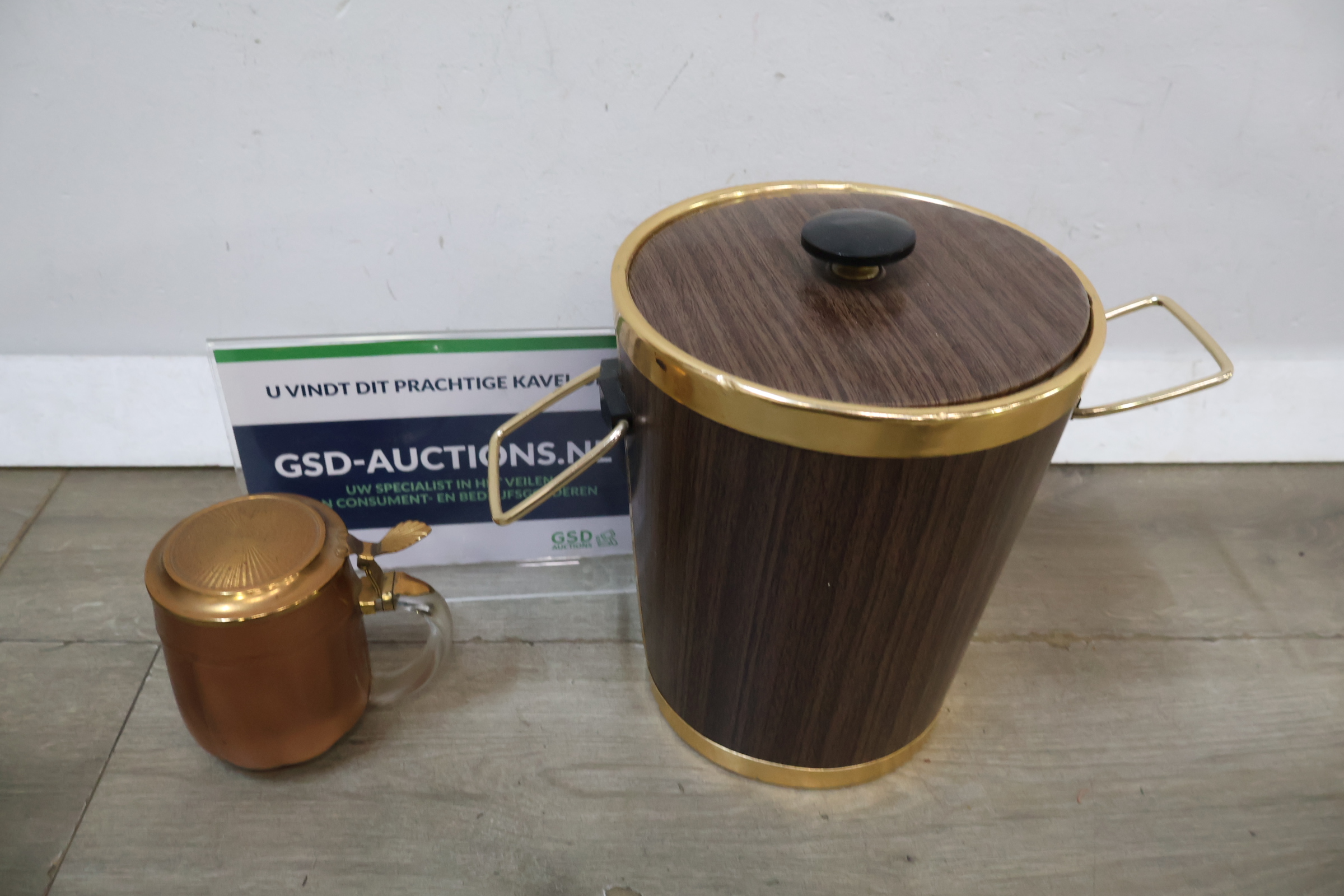 Vintage houten ijsemmer met rookwaren mok – foto 2 – kavel bij GSD Auctions, Zoeterwoude