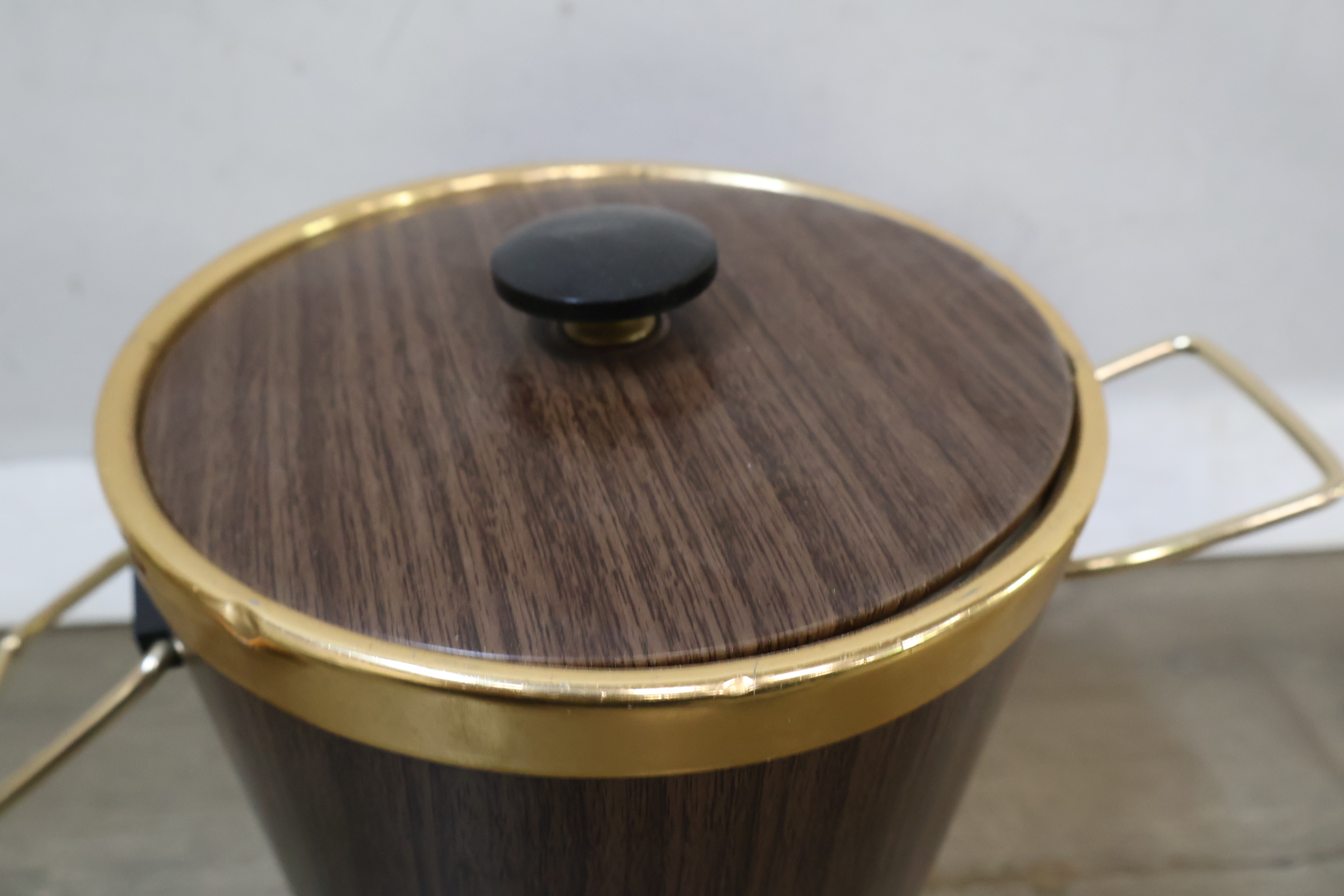 Vintage houten ijsemmer met rookwaren mok – foto 10 – kavel bij GSD Auctions, Zoeterwoude