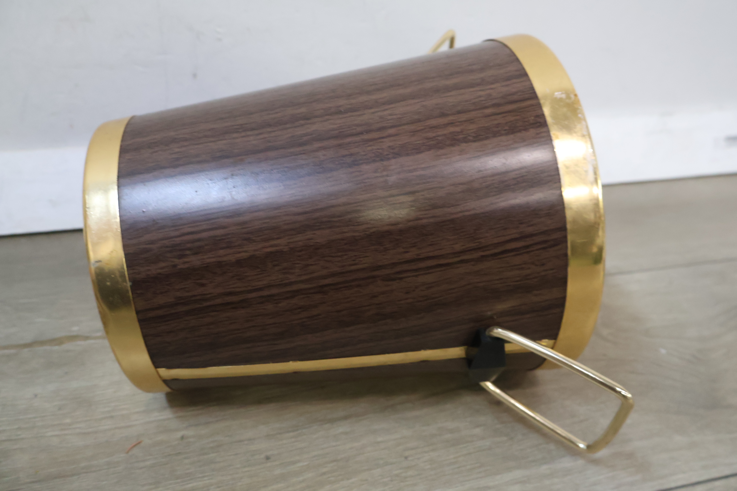 Vintage houten ijsemmer met rookwaren mok – foto 12 – kavel bij GSD Auctions, Zoeterwoude
