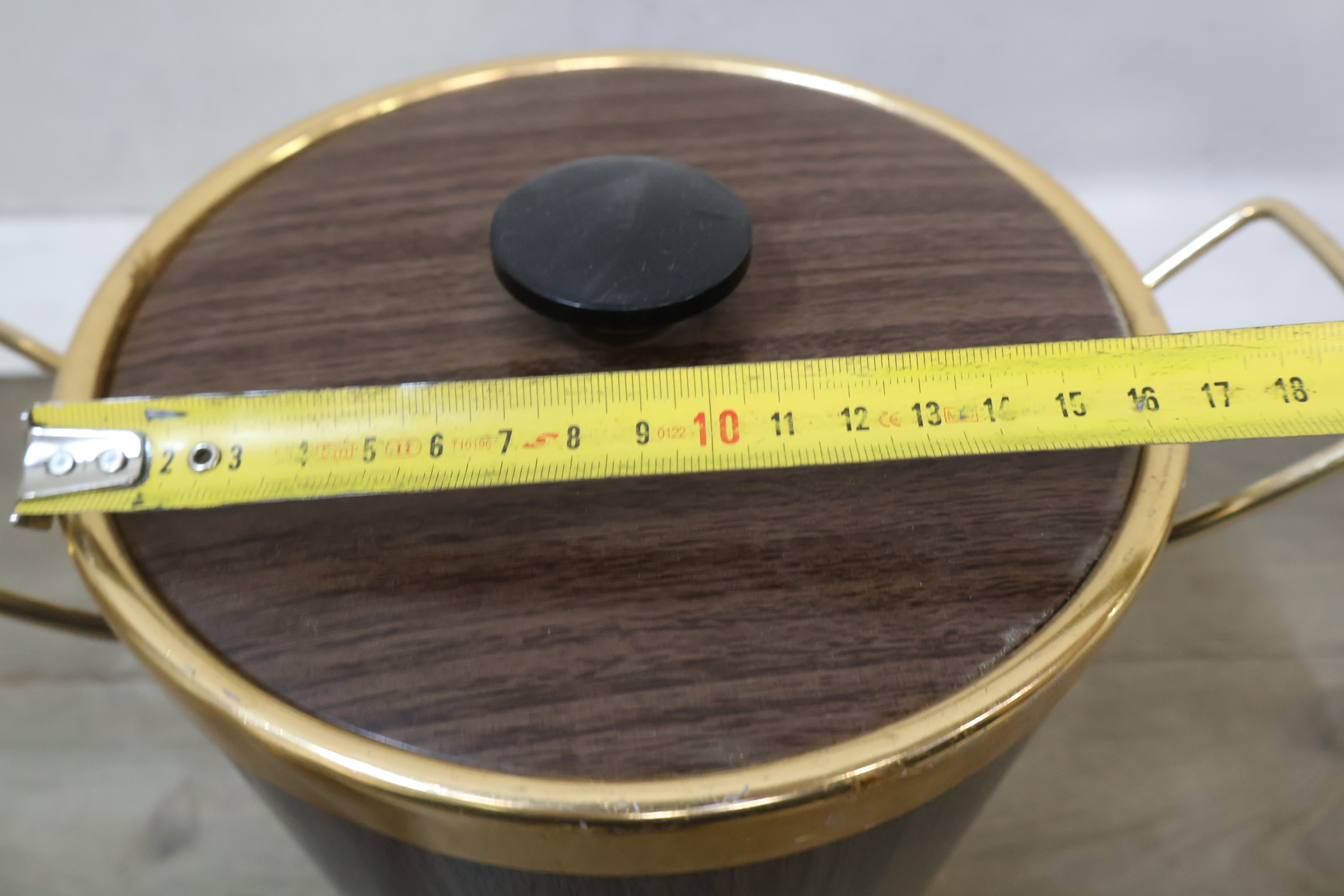 Vintage houten ijsemmer met rookwaren mok – foto 15 – kavel bij GSD Auctions, Zoeterwoude