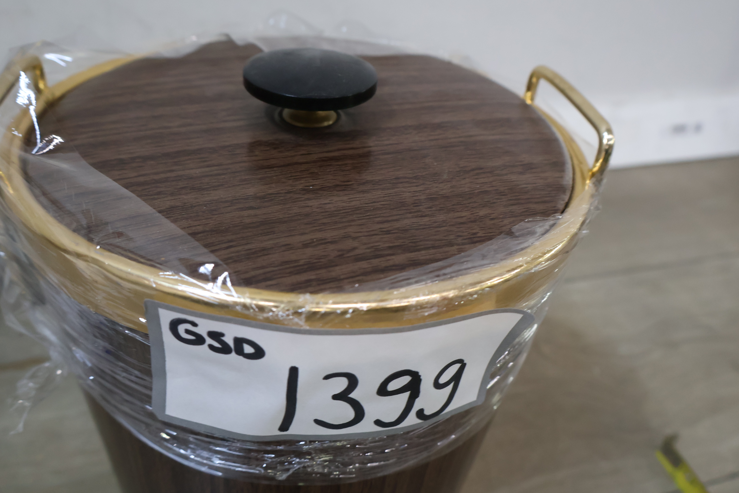Vintage houten ijsemmer met rookwaren mok – foto 19 – kavel bij GSD Auctions, Zoeterwoude