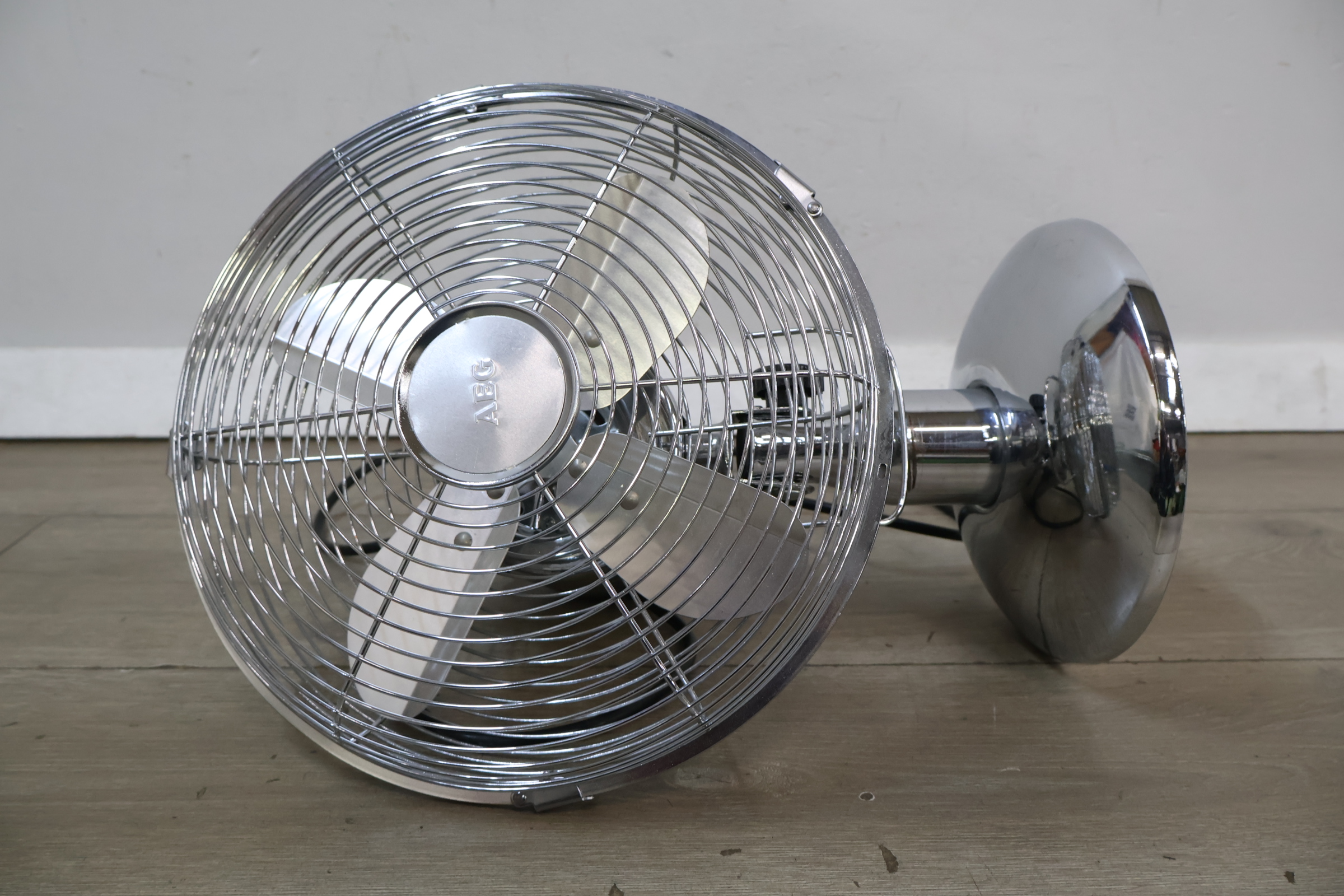 AEG Chromen Tafelventilator – foto 16 – kavel bij GSD Auctions, Zoeterwoude