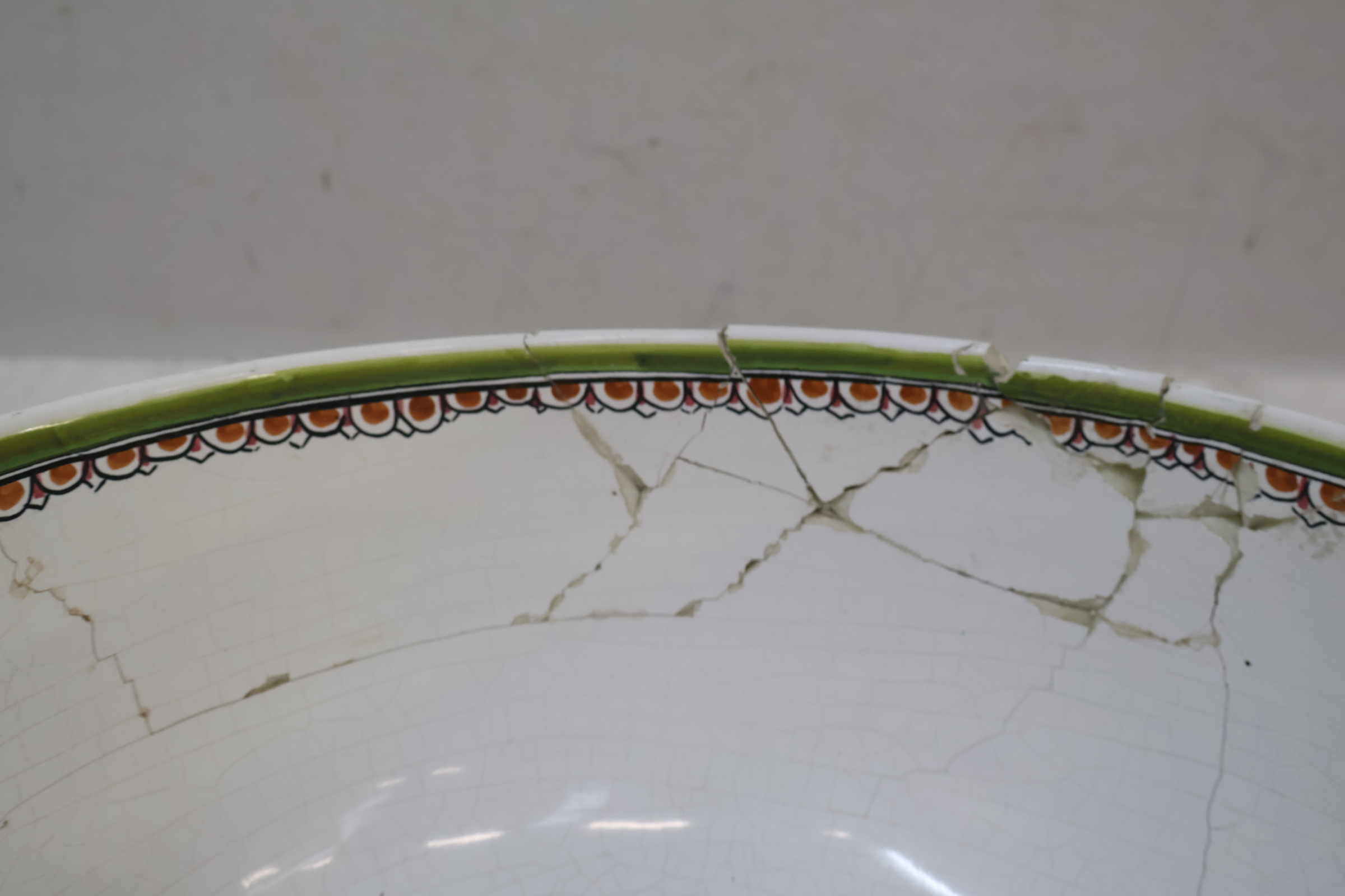 Decoratieve keramische schaal – foto 9 – kavel bij GSD Auctions, Zoeterwoude