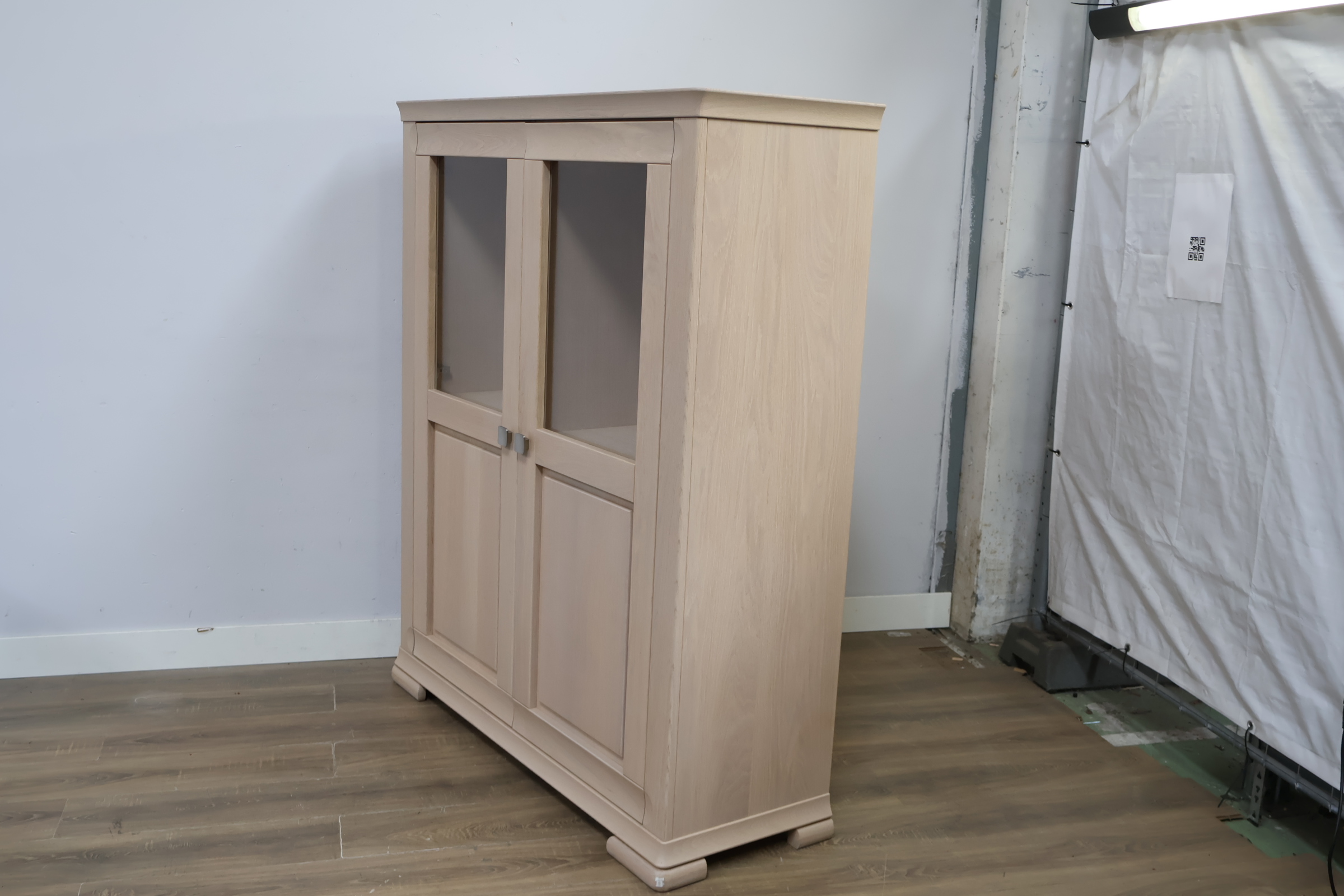 Houten vitrinekast met glazen deuren, Servieskast – foto 10 – kavel bij GSD Auctions, Zoeterwoude