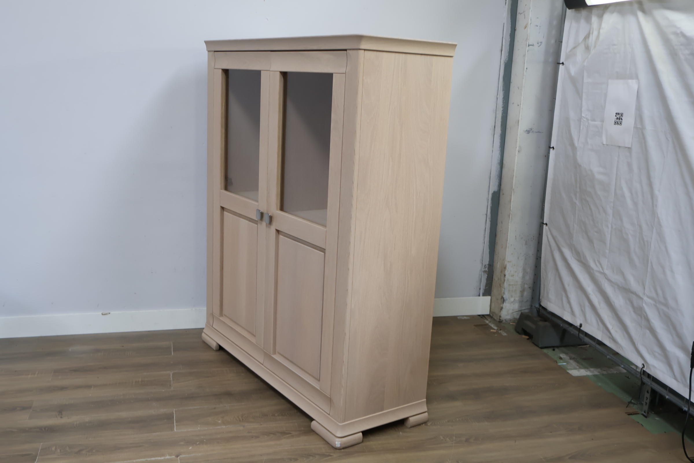 Houten vitrinekast met glazen deuren, Servieskast – foto 11 – kavel bij GSD Auctions, Zoeterwoude