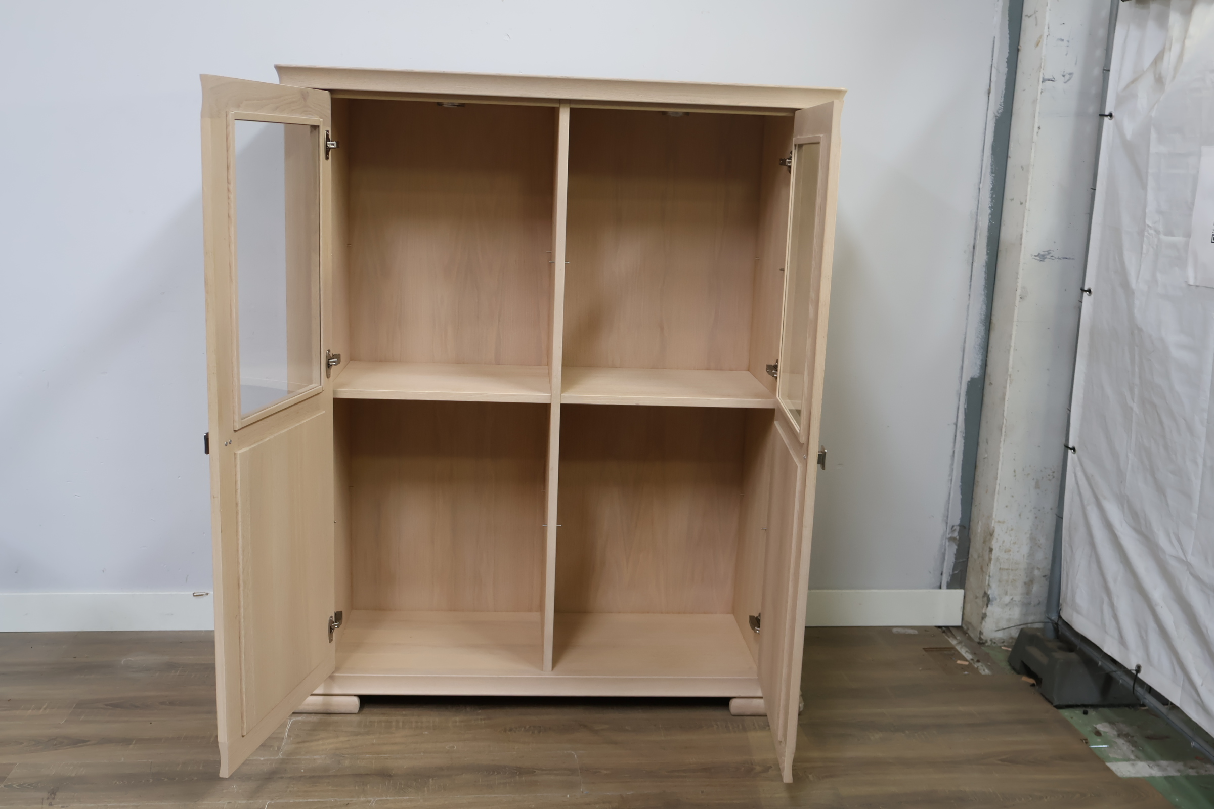 Houten vitrinekast met glazen deuren, Servieskast – foto 12 – kavel bij GSD Auctions, Zoeterwoude