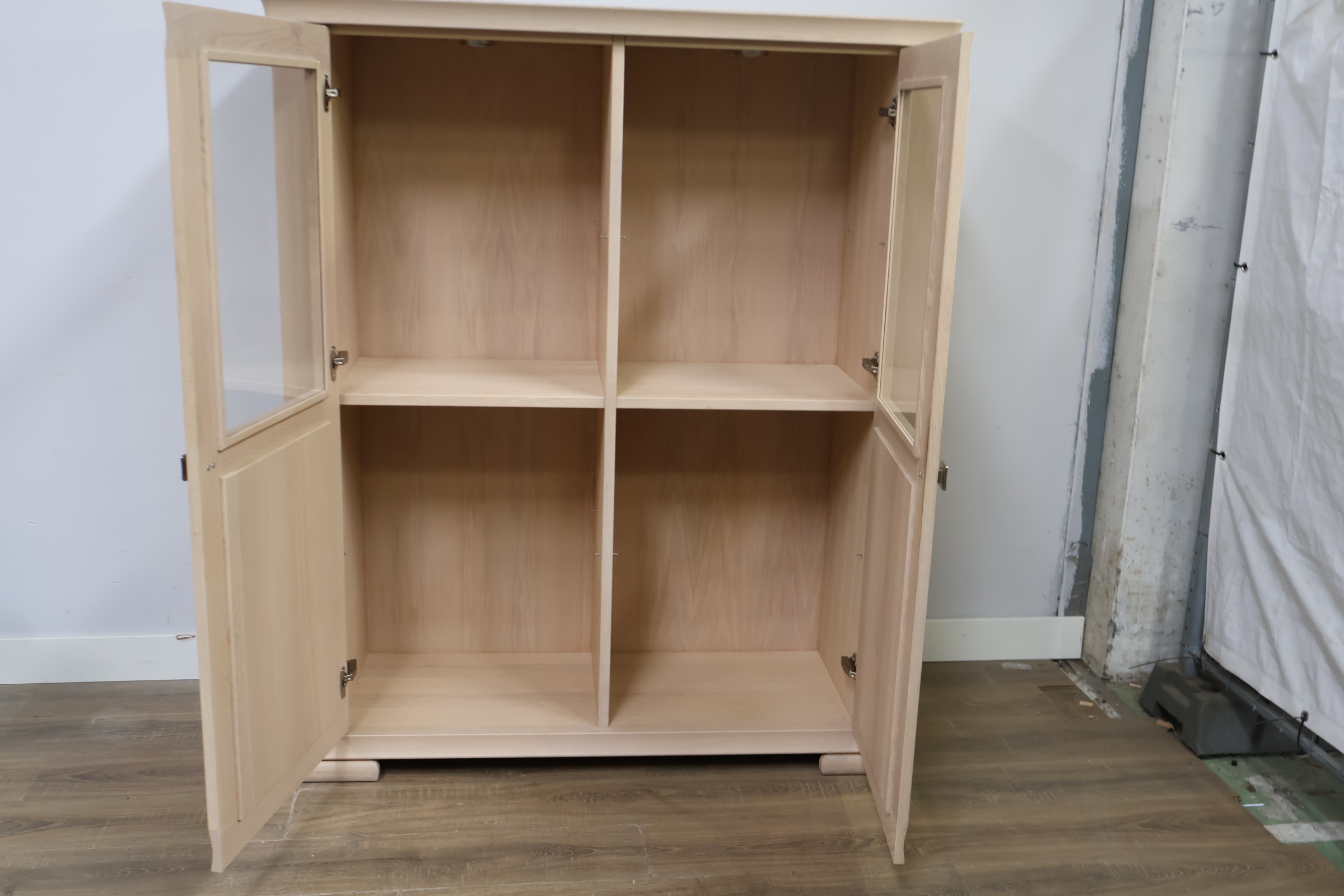 Houten vitrinekast met glazen deuren, Servieskast – foto 13 – kavel bij GSD Auctions, Zoeterwoude