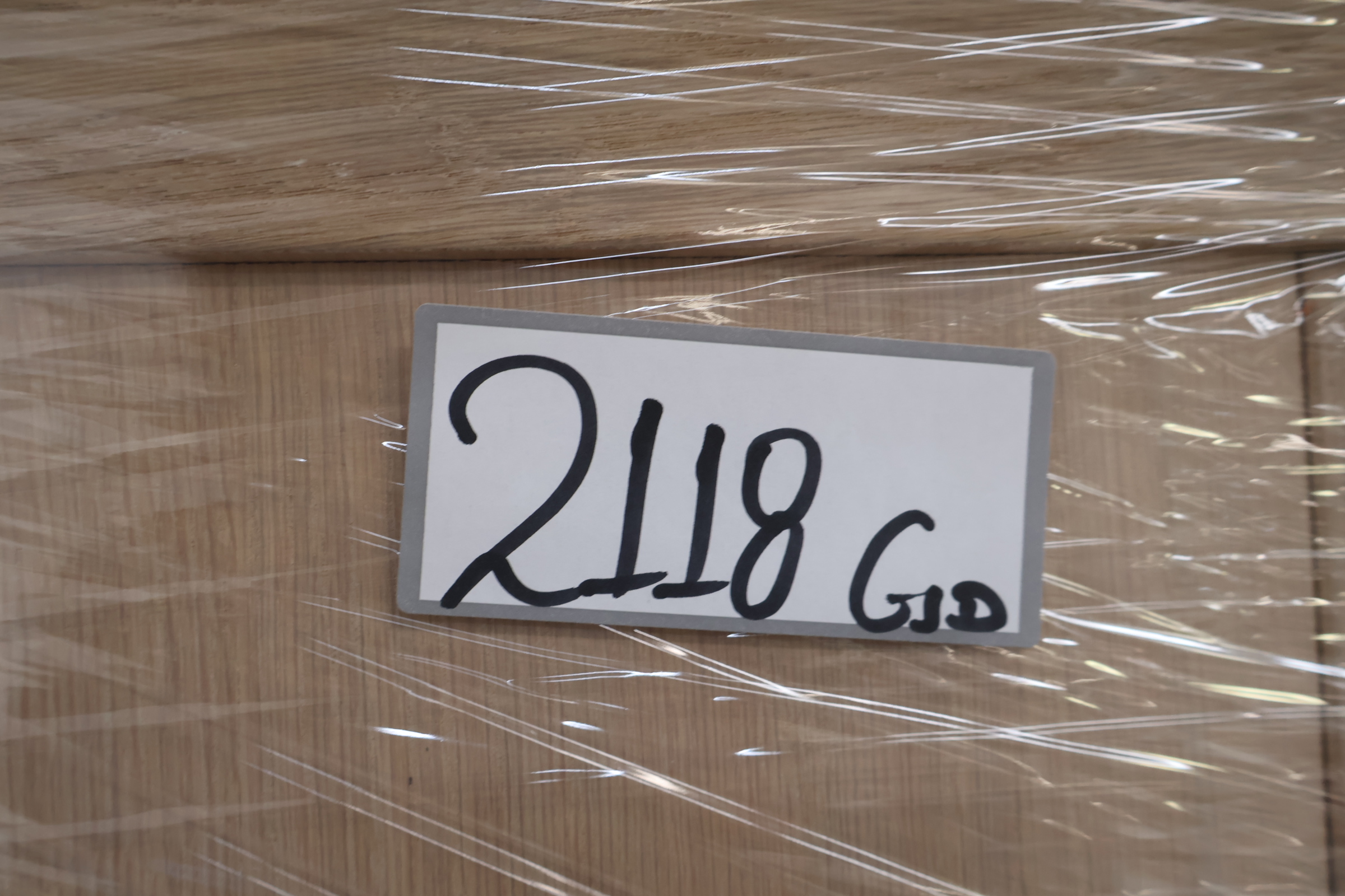 Houten vitrinekast met glazen deuren, Servieskast – foto 19 – kavel bij GSD Auctions, Zoeterwoude