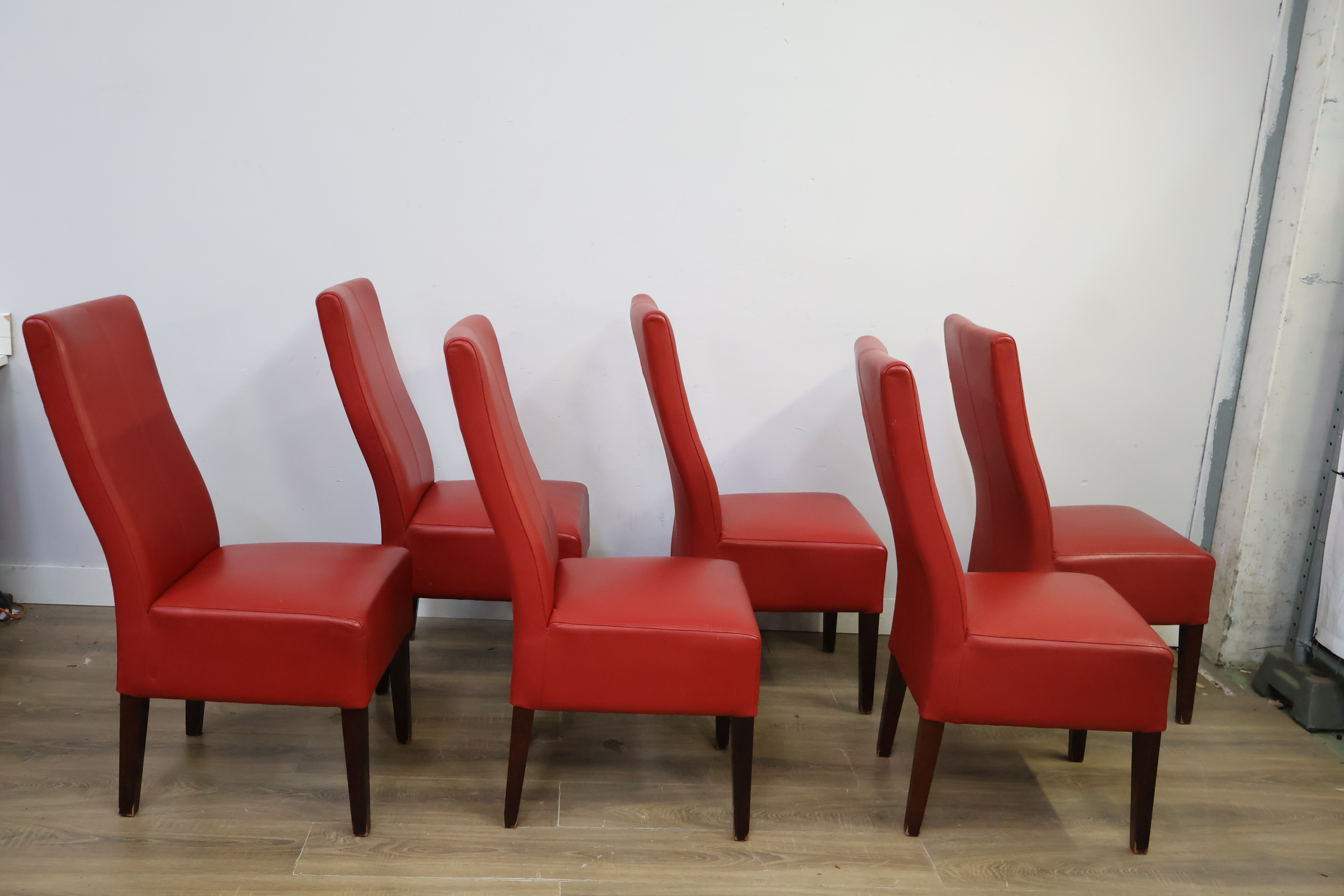 Set van 6 rode eetkamerstoelen – foto 3 – kavel bij GSD Auctions, Zoeterwoude
