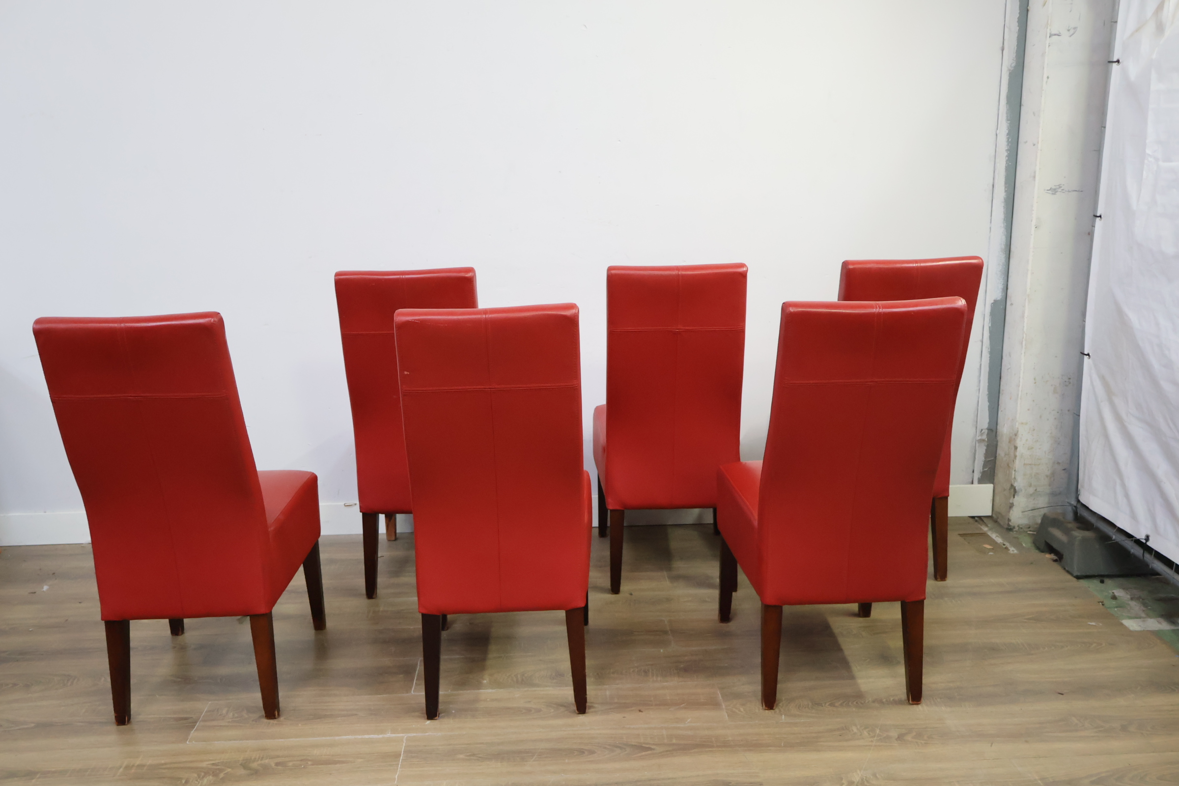 Set van 6 rode eetkamerstoelen – foto 5 – kavel bij GSD Auctions, Zoeterwoude