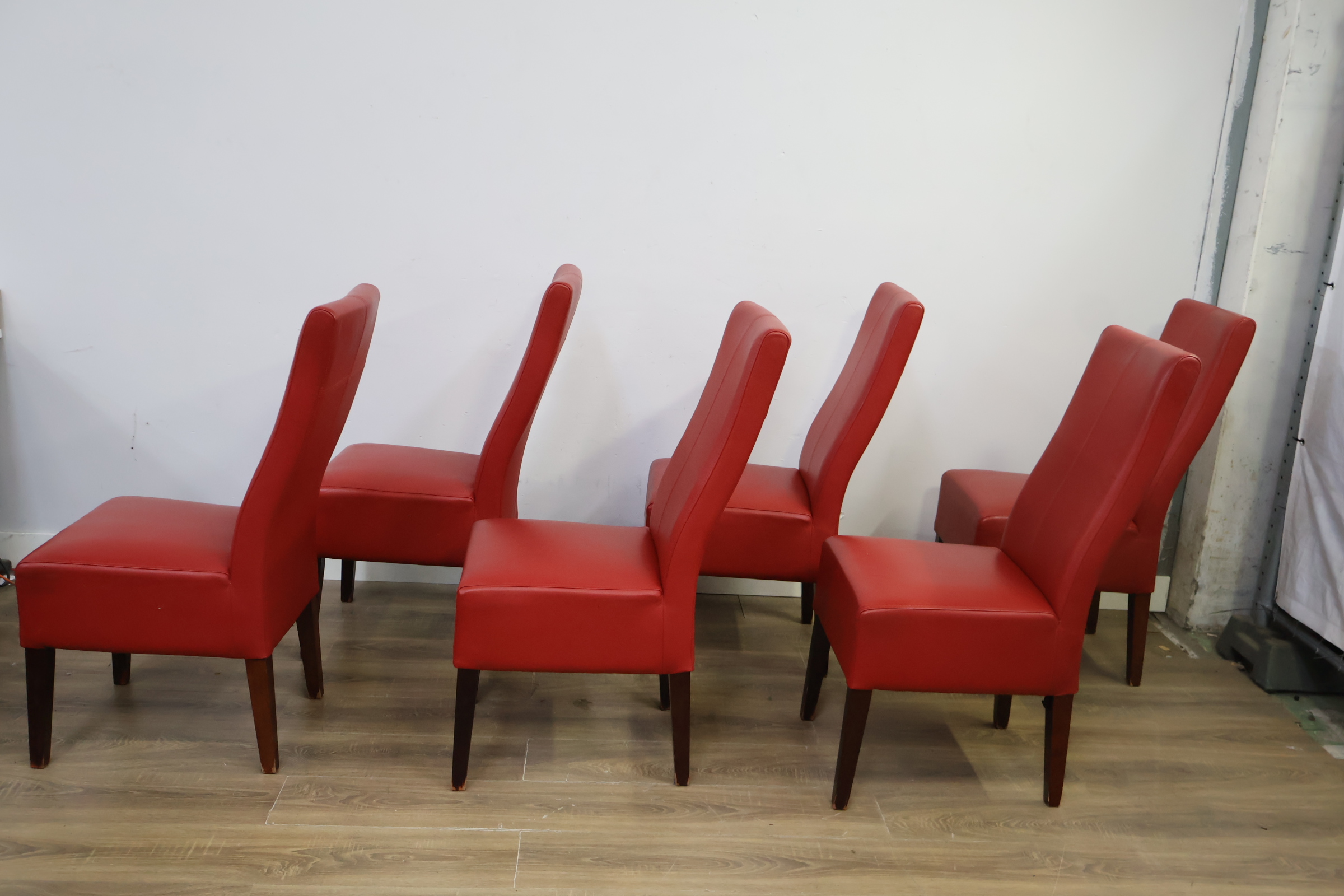 Set van 6 rode eetkamerstoelen – foto 8 – kavel bij GSD Auctions, Zoeterwoude