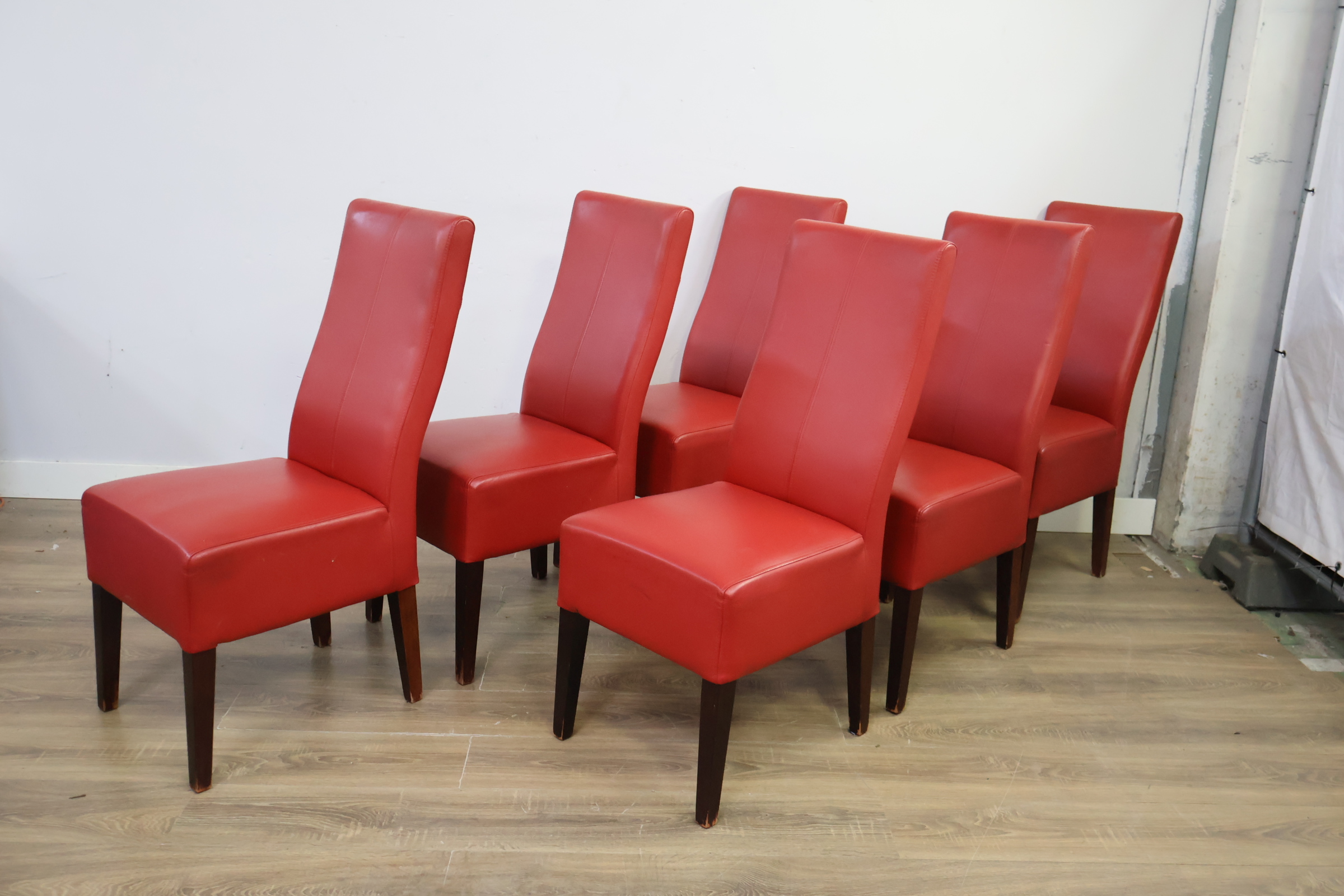 Set van 6 rode eetkamerstoelen – foto 9 – kavel bij GSD Auctions, Zoeterwoude