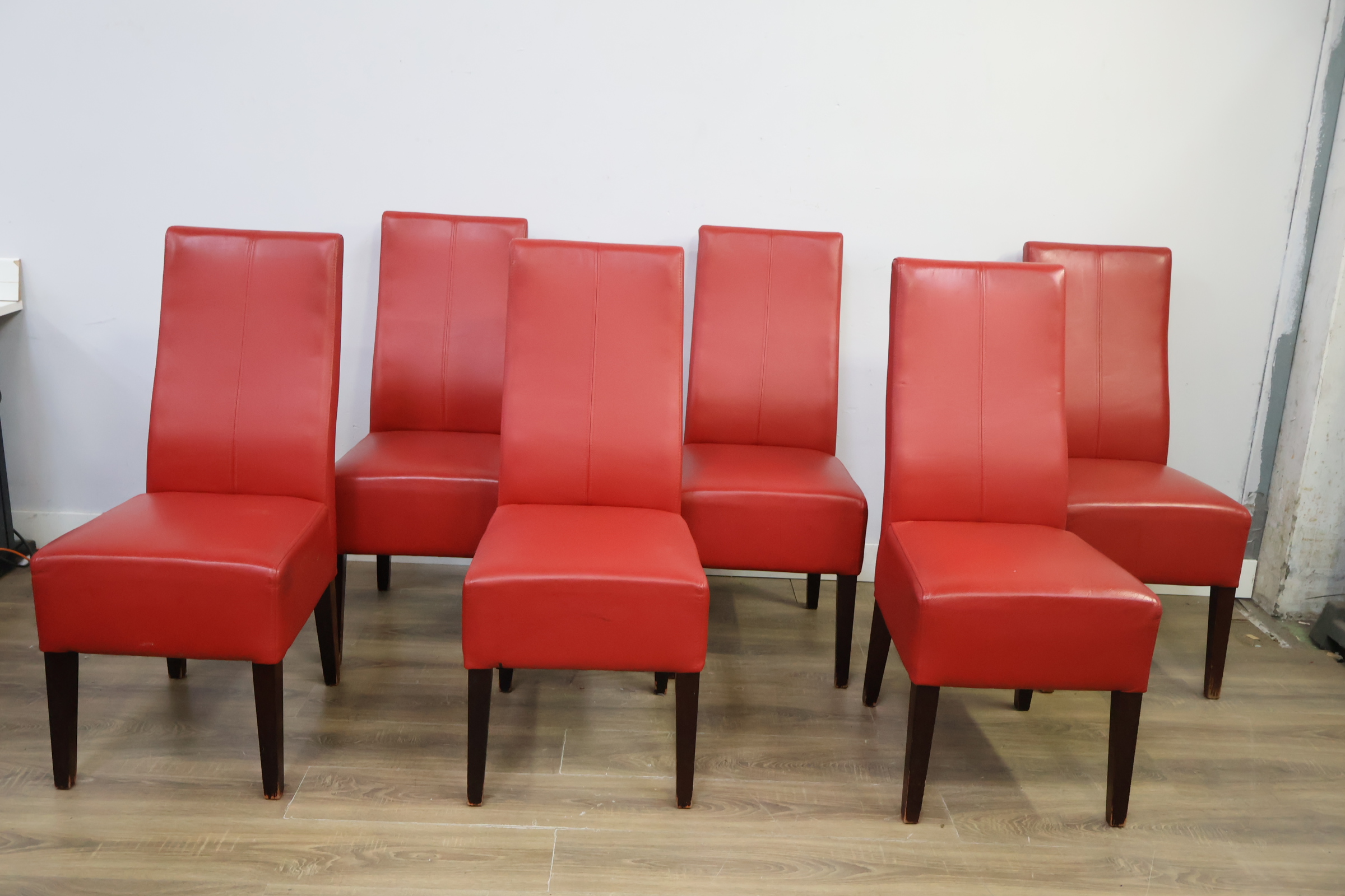 Set van 6 rode eetkamerstoelen – foto 11 – kavel bij GSD Auctions, Zoeterwoude