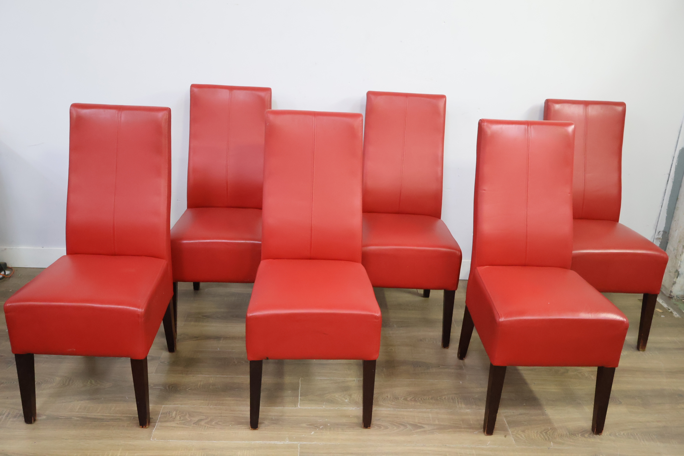 Set van 6 rode eetkamerstoelen – foto 12 – kavel bij GSD Auctions, Zoeterwoude