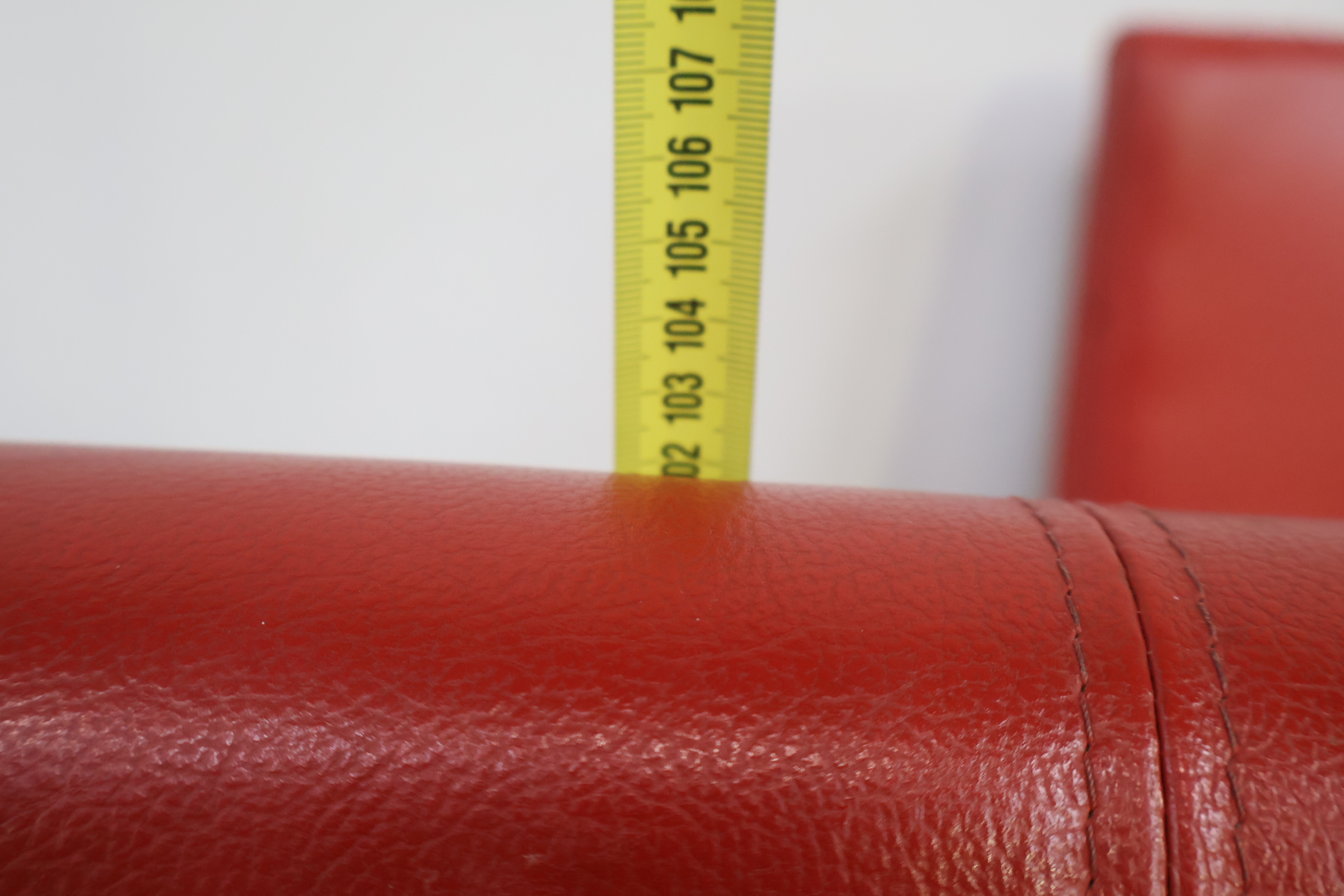 Set van 6 rode eetkamerstoelen – foto 17 – kavel bij GSD Auctions, Zoeterwoude