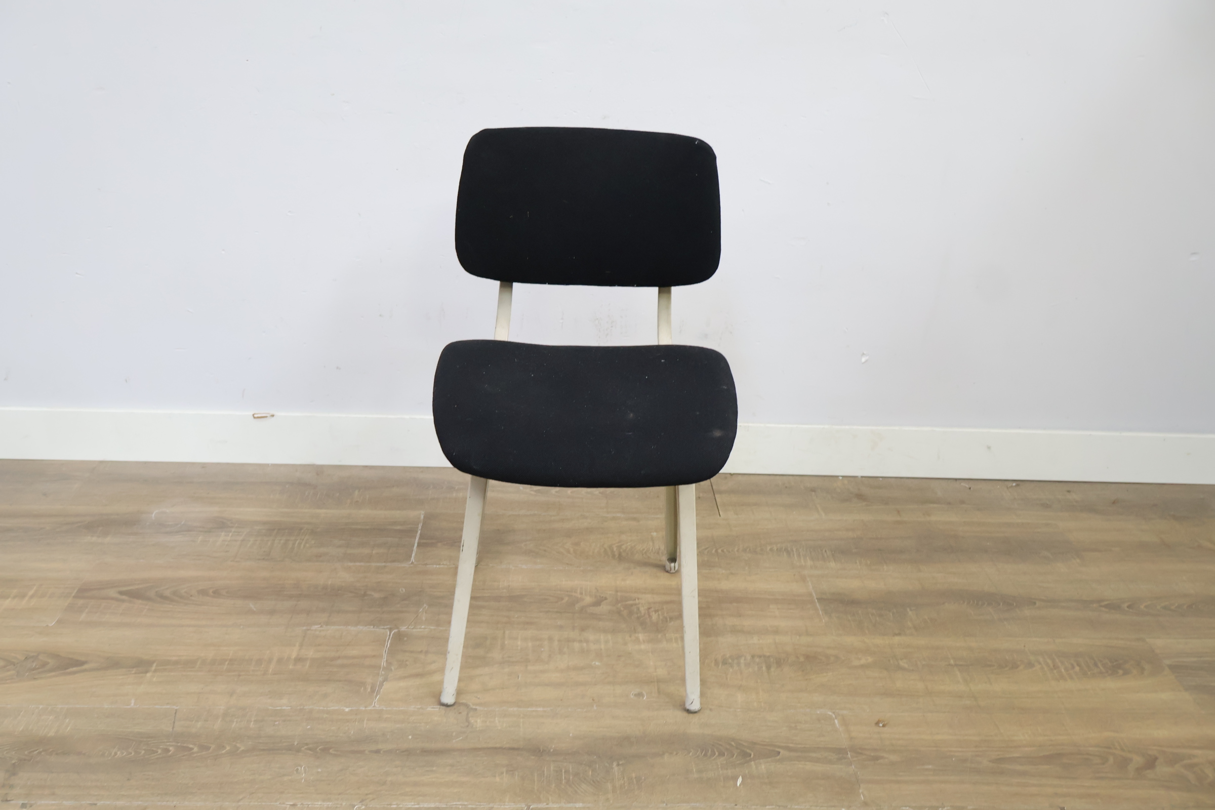 Vintage Stalen Stoel – foto 11 – kavel bij GSD Auctions, Zoeterwoude