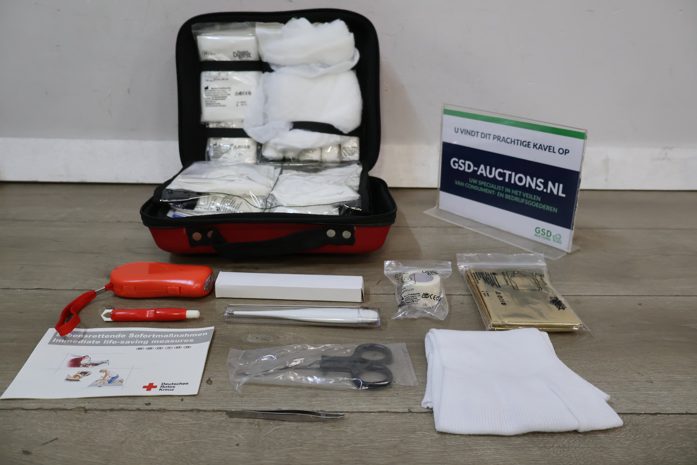 EHBO kit met verband en nooddeken – foto 2 – kavel bij GSD Auctions, Zoeterwoude