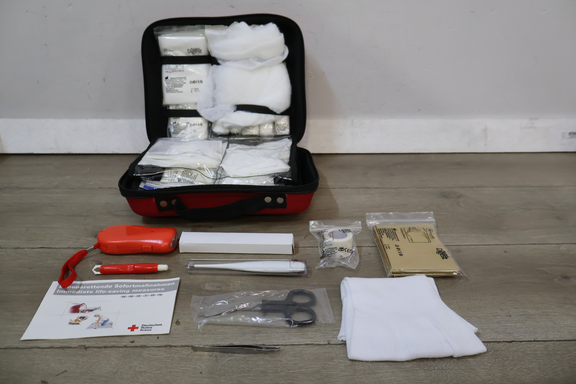 EHBO kit met verband en nooddeken – foto 3 – kavel bij GSD Auctions, Zoeterwoude