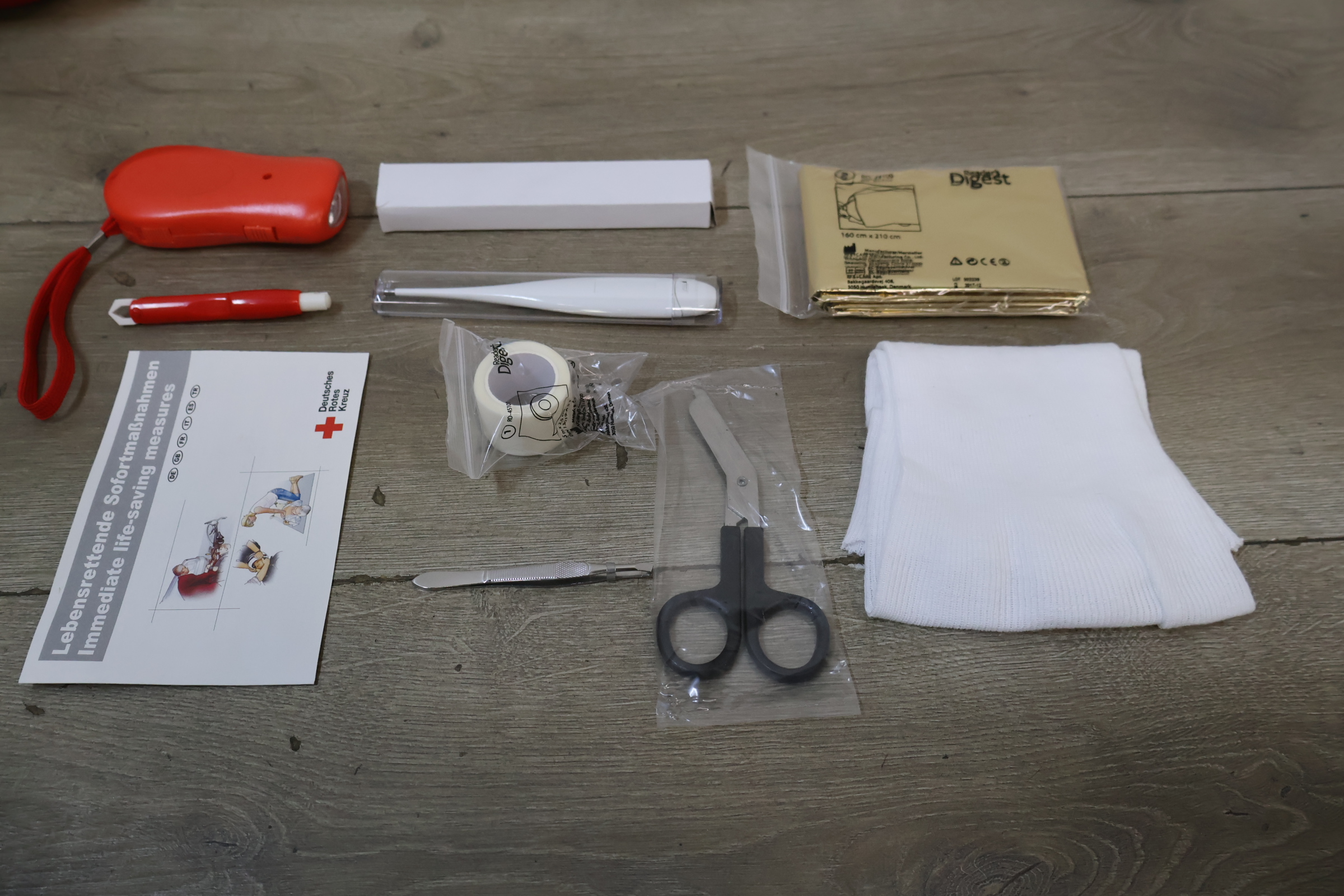EHBO kit met verband en nooddeken – foto 4 – kavel bij GSD Auctions, Zoeterwoude