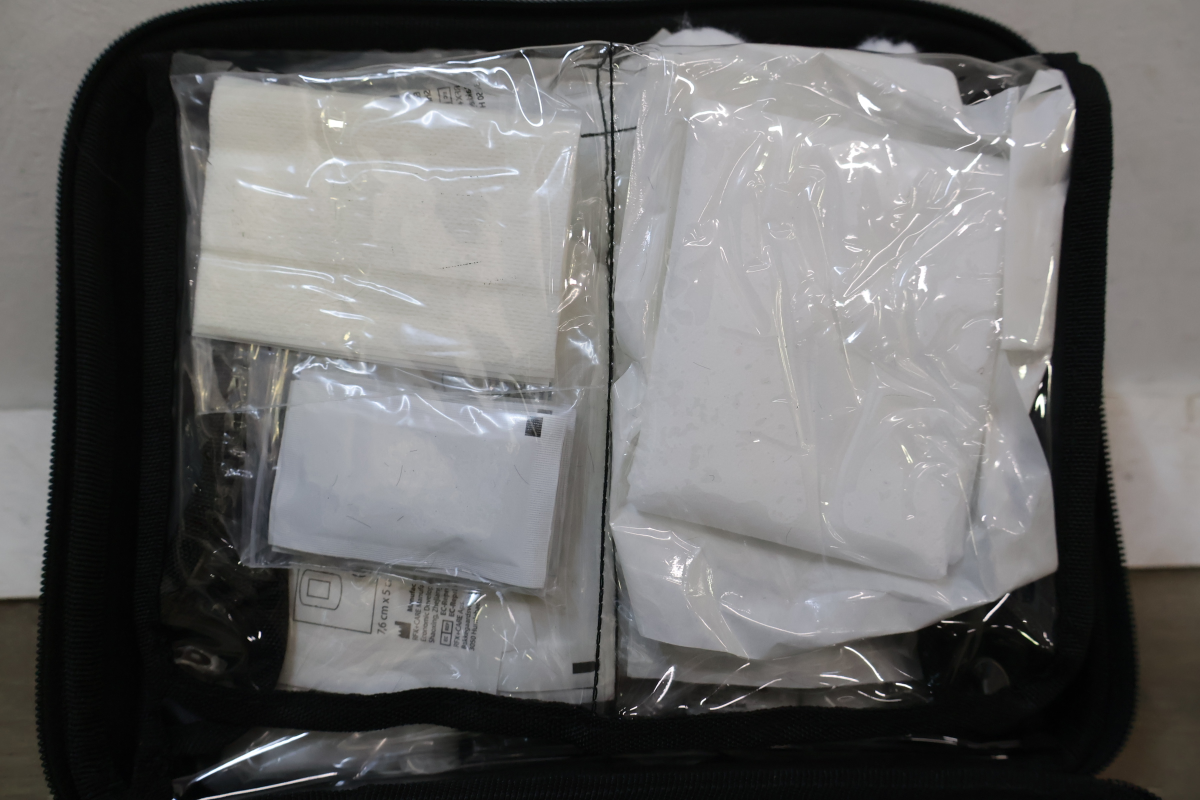 EHBO kit met verband en nooddeken – foto 7 – kavel bij GSD Auctions, Zoeterwoude