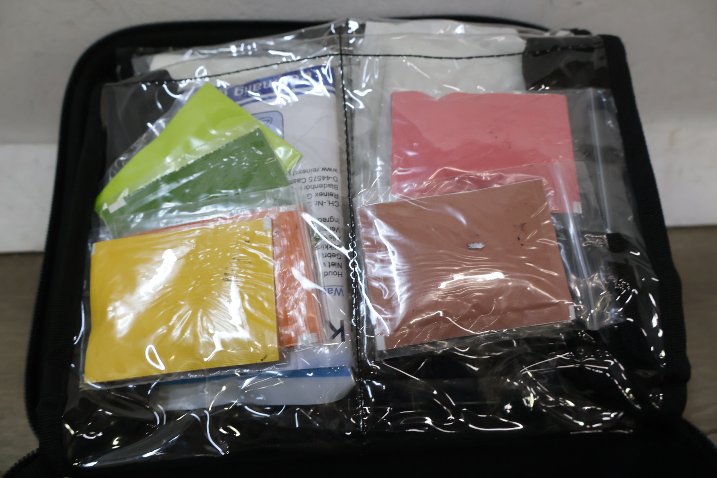 EHBO kit met verband en nooddeken – foto 9 – kavel bij GSD Auctions, Zoeterwoude