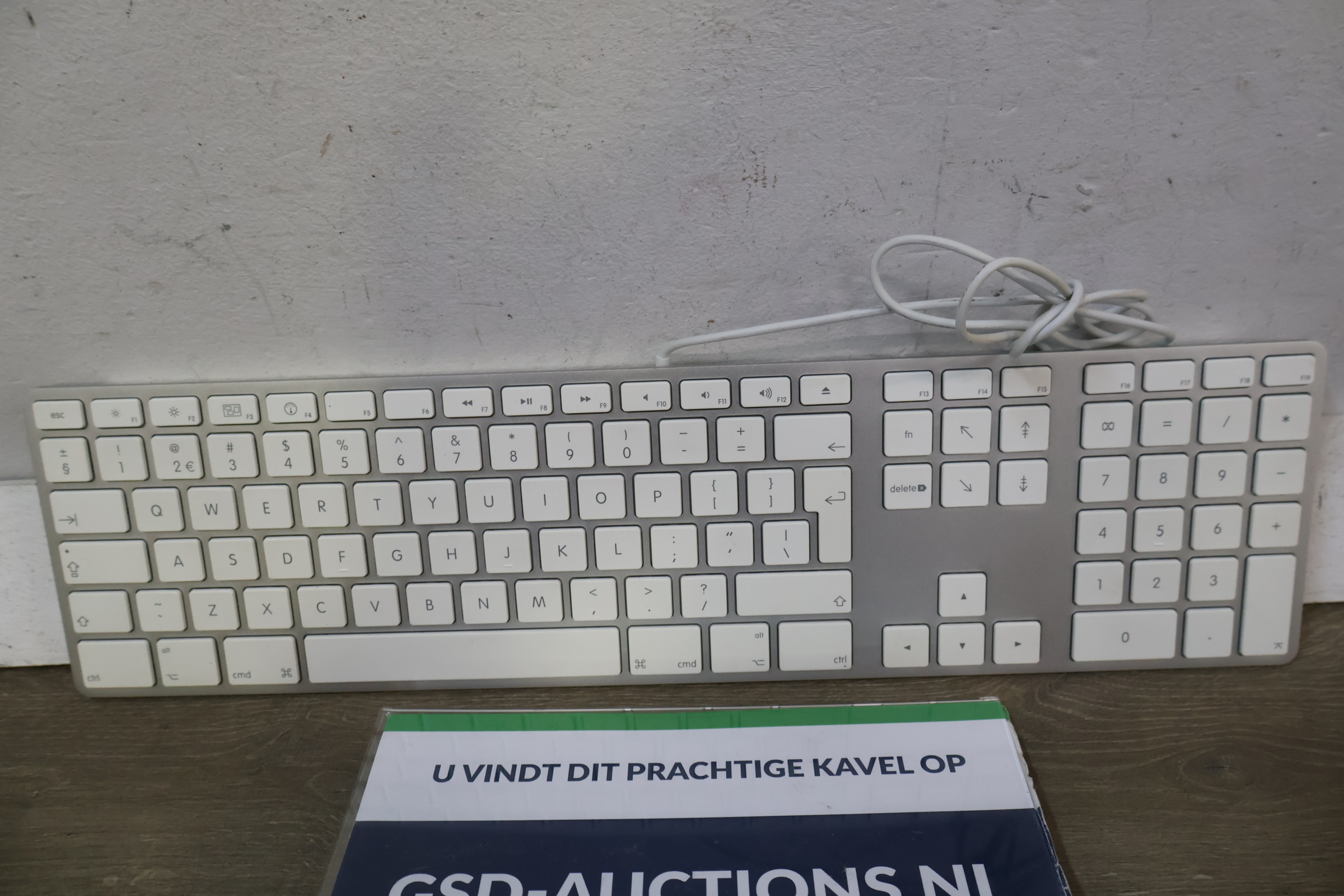 Apple bekabeld toetsenbord met numeriek deel – foto 2 – kavel bij GSD Auctions, Zoeterwoude
